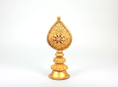 A TIBETAN GILT-BRONZE MANI GEM