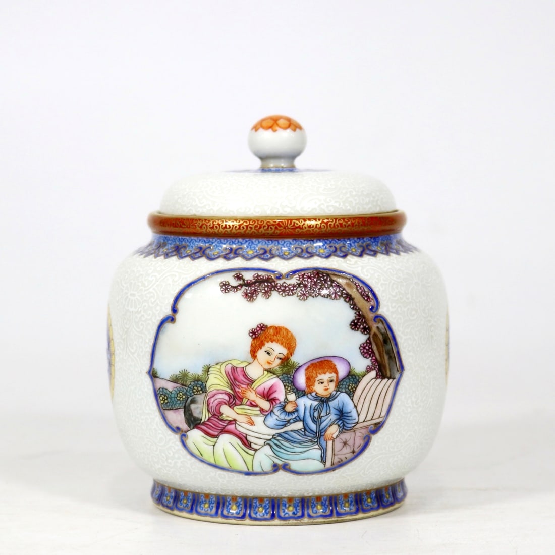 A CLOISONNE ENAMEL INTERLOCKING FLORAL AND 'WINDOW' WESTERN FIGURE TEA CADDY: A CLOISONNE ENAMEL INTERLOCKING FLORAL AND 'WINDOW' WESTERN FIGURE TEA CADDY H:12CM,D:10CM