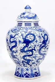 A BLUE AND WHITE OCTAGONAL GENERAL'S JAR WITH NINE DRAGONS PATTERN