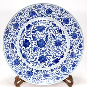A BLUE AND WHITE 'INTERLOCKING FLORAL'DISH