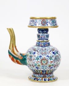 A DOUCAI INTERLOCKING FLORAL GILT-DECORATED BANGYA BOTTLE