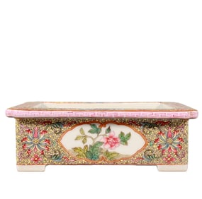 A FAMILLE ROSE GUYUEXUAN SQUARE BRUSH WASHER