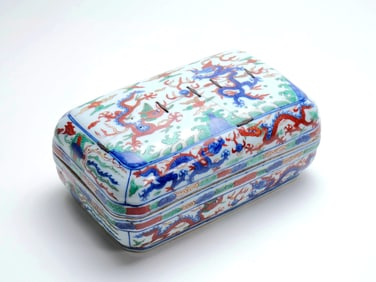 A WANLI BLUE-AND-WHITE FAMILLE VERTE NINE-DRAGON RECTANGULAR BOX (RIVETED)