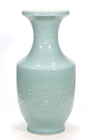 A CELADON GLAZED VASE WITH INCISED INTERLOCKING FLORAL PATTERN