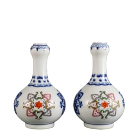 A BLUE-AND-WHITE FAMILLE ROSE FLORAL GARLIC-HEAD VASES PAIR