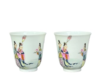 A PANORAMIC FAMILLE VERTE FIGURE BIRTHDAY CELEBRATION CUP