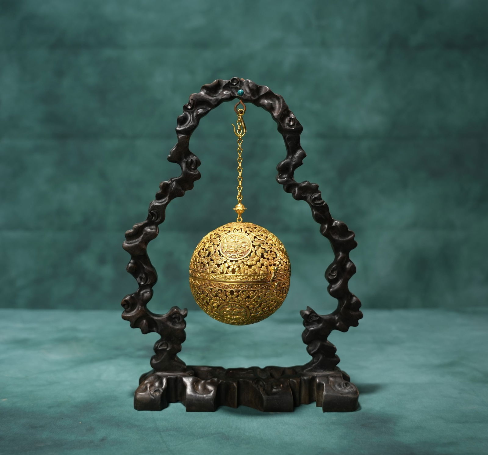 Gilt Bronze Carved Flower with Butterfly Pattern Incense Burner: Gilt Bronze Carved Flower with Butterfly Pattern Incense Burner (10cm)