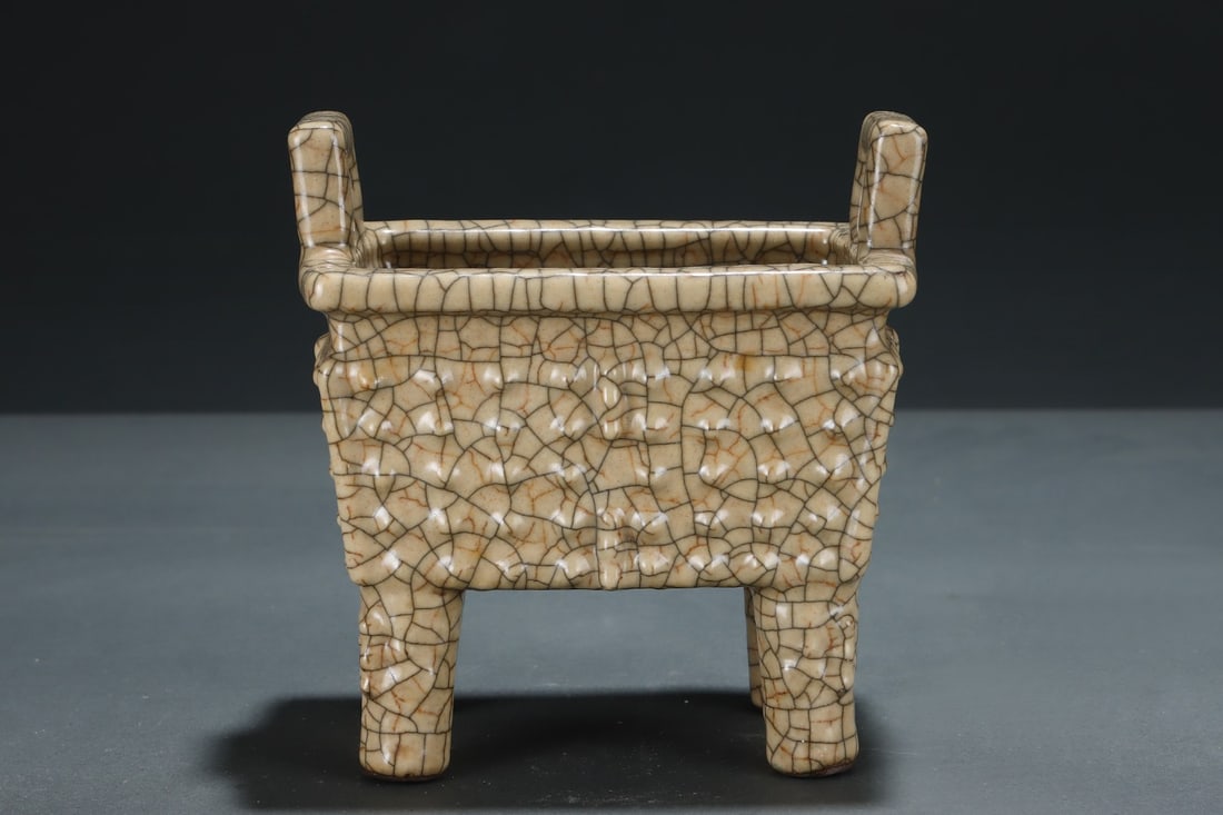 Ge Ware Double Ears Porcelain Ding: Ge Ware Double Ears Porcelain Ding (15.2 x 14.3cm)