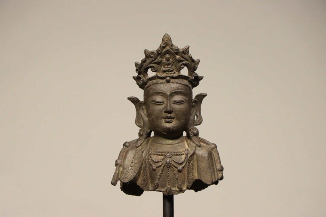 Bronze GuanYin Figure: Bronze GuanYin Figure (17 x 12cm)
