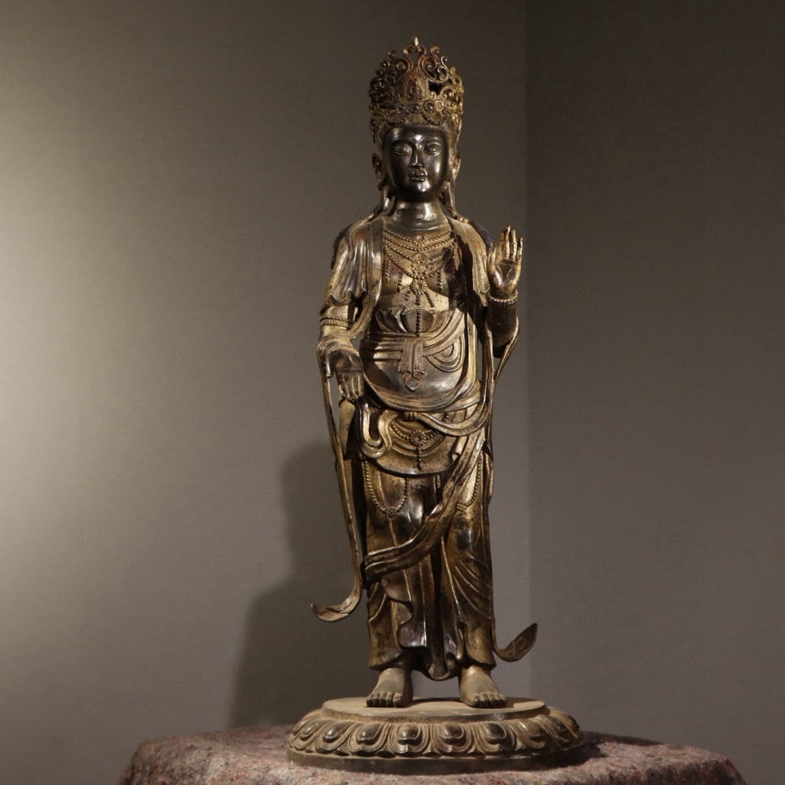 Gilt Bronze GuanYin Figure: Gilt Bronze GuanYin Figure (100 x 40 x 35cm)