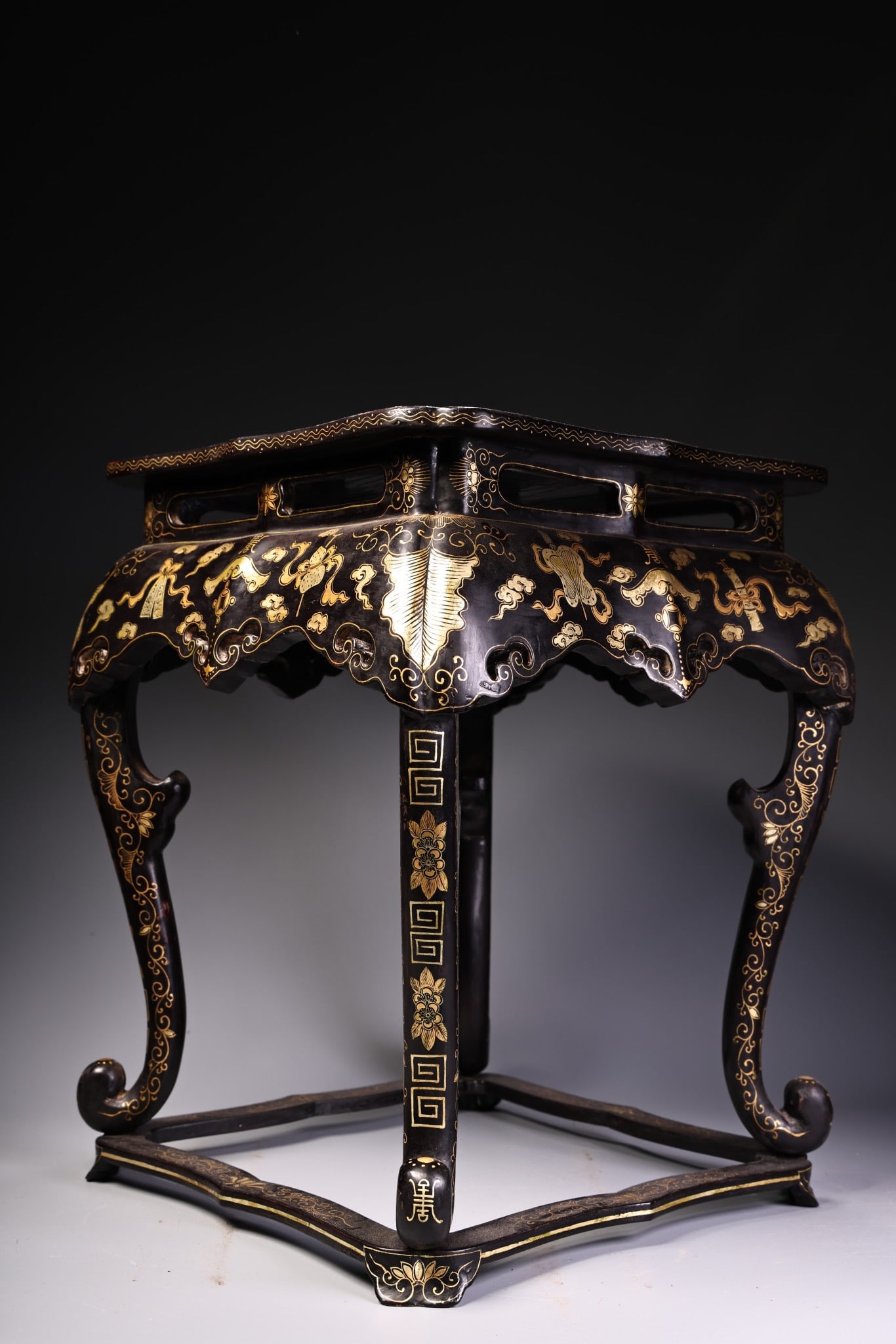 Lacquerware Gold Drawing Dragon Pattern Chair - 10