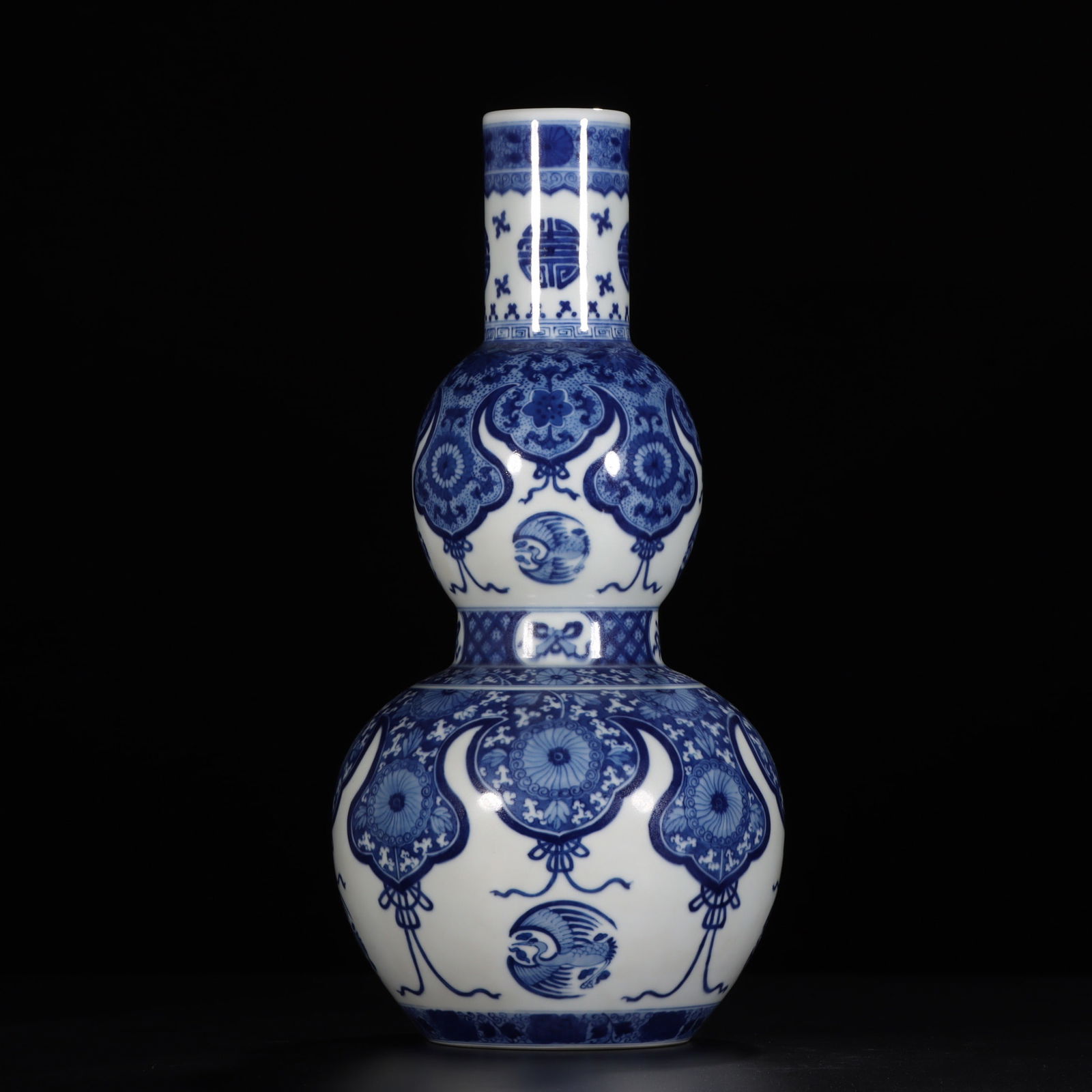Blue and White Flower and Shou Pattern Porcelain Gourd Shape Vase: Blue and White Flower and Shou Pattern Porcelain Gourd Shape Vase (32.5 x 9cm)
