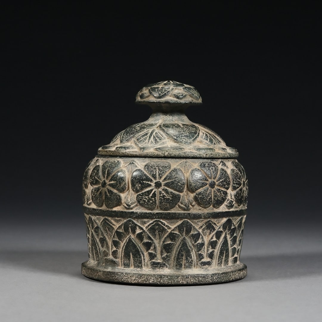 Black Stone Carved Flower Pattern Vase: Black Stone Carved Flower Pattern Vase (10 x 9cm)