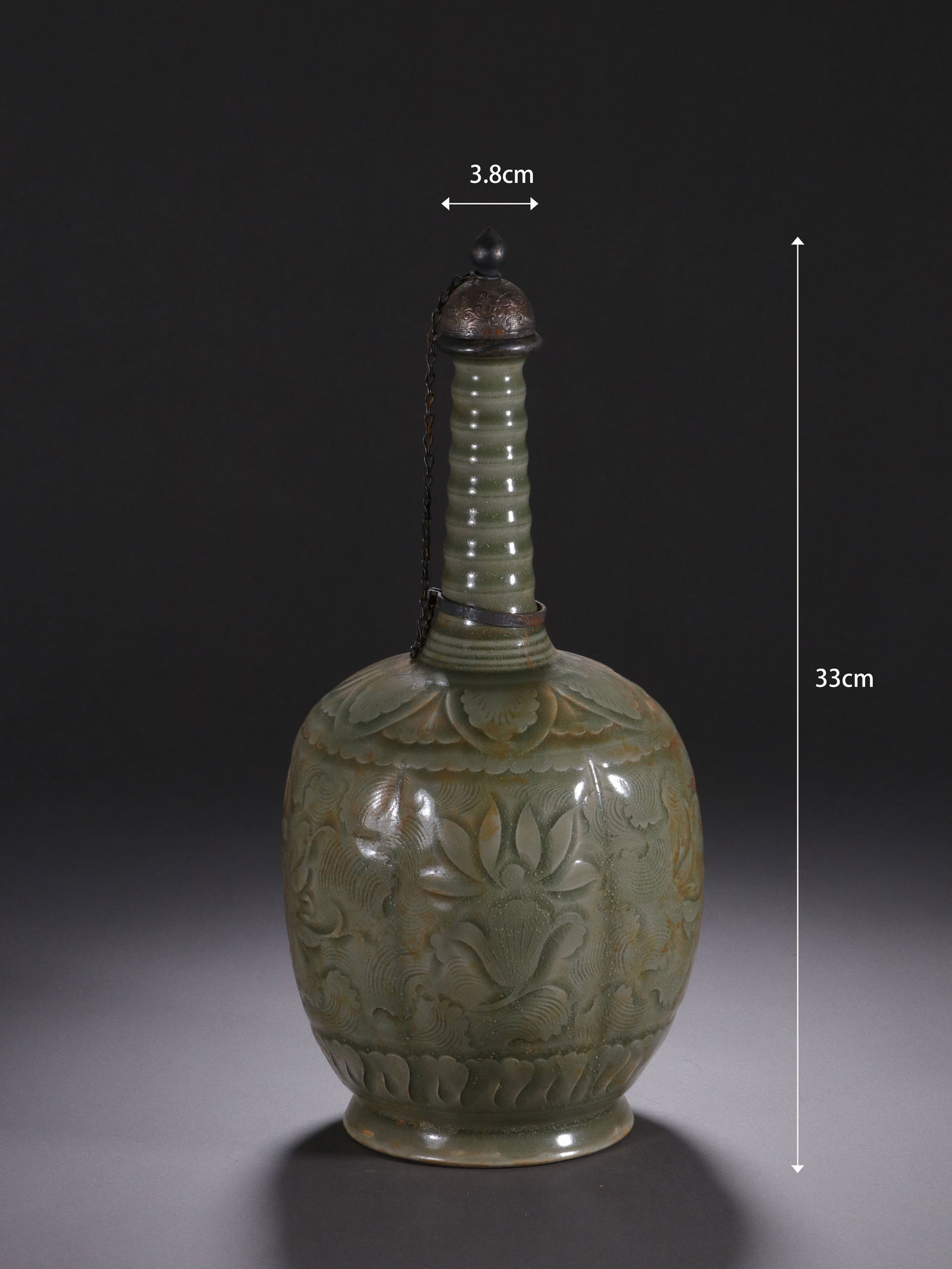 Yaozhou Ware Carved Flower Pattern Porcelain Pot: Yaozhou Ware Carved Flower Pattern Porcelain Pot (33 x 3.8cm)