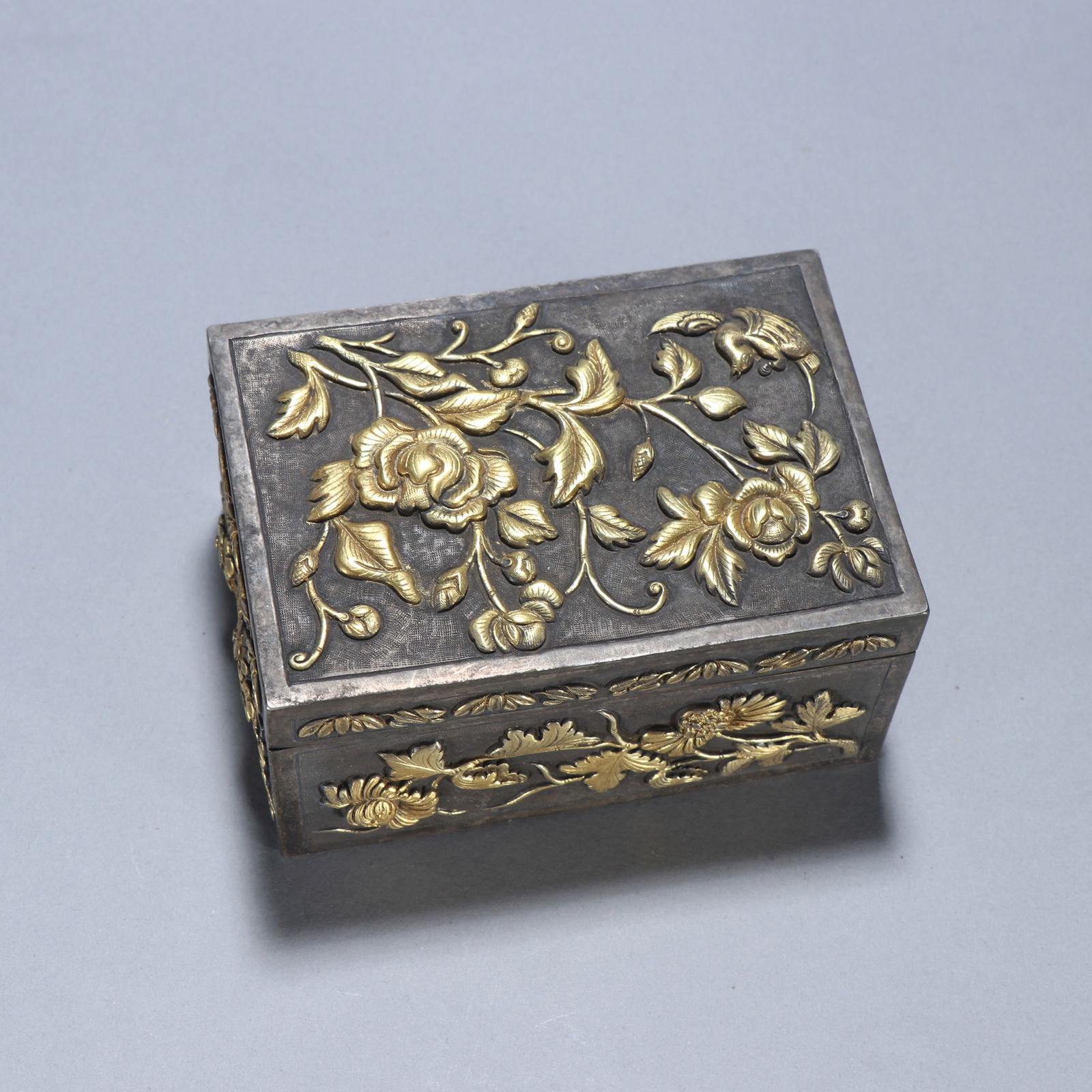 Gilt Silver Carved Flower and Bird Pattern Lid Box: Gilt Silver Carved Flower and Bird Pattern Lid Box (5 x 10.1cm)