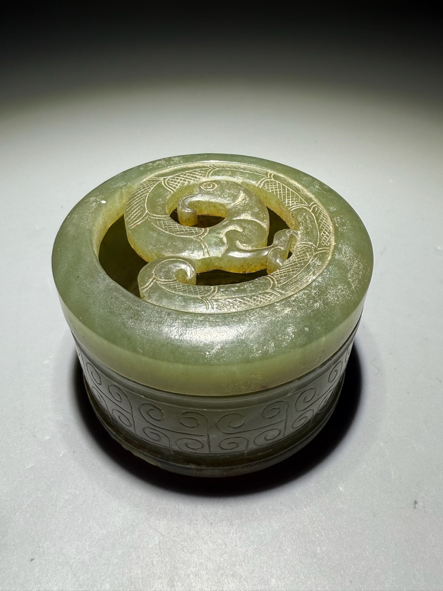Jade Carved Bird and Cloud Pattern Lid Box: Jade Carved Bird and Cloud Pattern Lid Box (6 x 4cm)