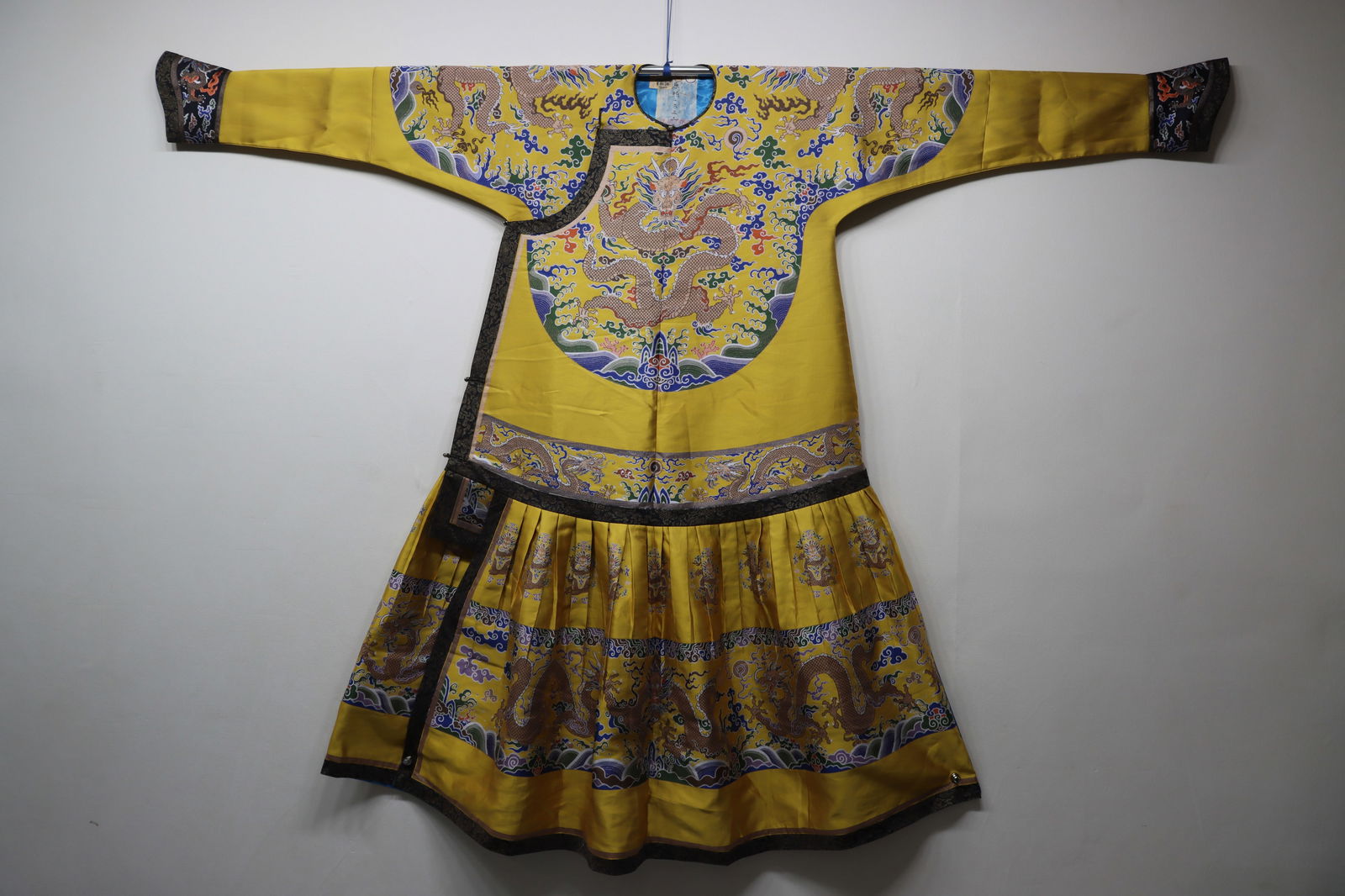 Silk Embroidery Dragon and Sea Wave Pattern Dragon Robe: Silk Embroidery Dragon and Sea Wave Pattern Dragon Robe (142 x 200cm)