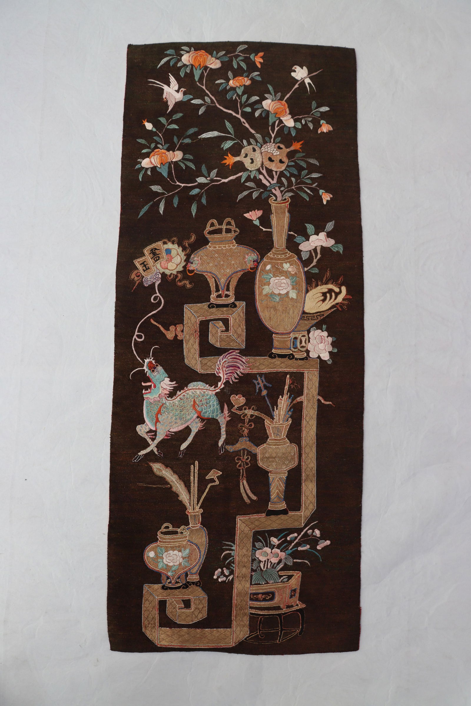Silk Kirin and Flower Pattern Embroidery: Silk Kirin and Flower Pattern Embroidery (120 x 47cm)