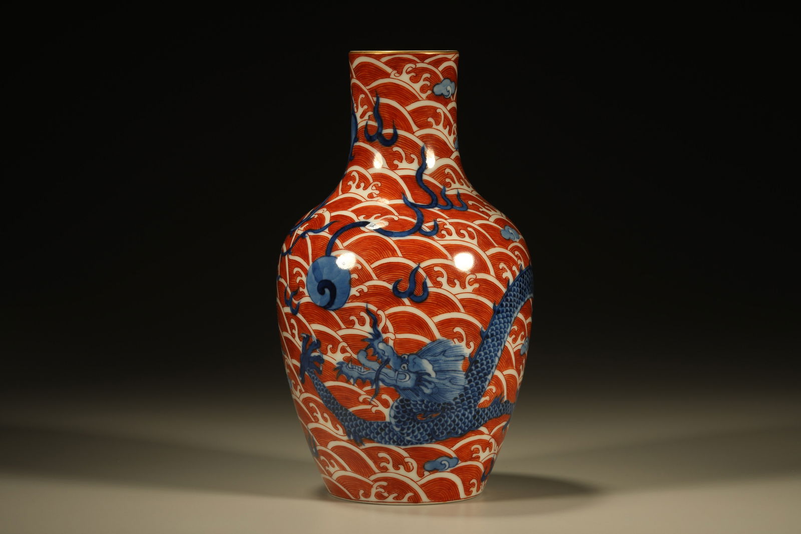 Blue and White Orange Draw Dragon and Sea Wave Pattern Porcelain Vase: Blue and White Orange Draw Dragon and Sea Wave Pattern Porcelain Vase (17 x 10cm)