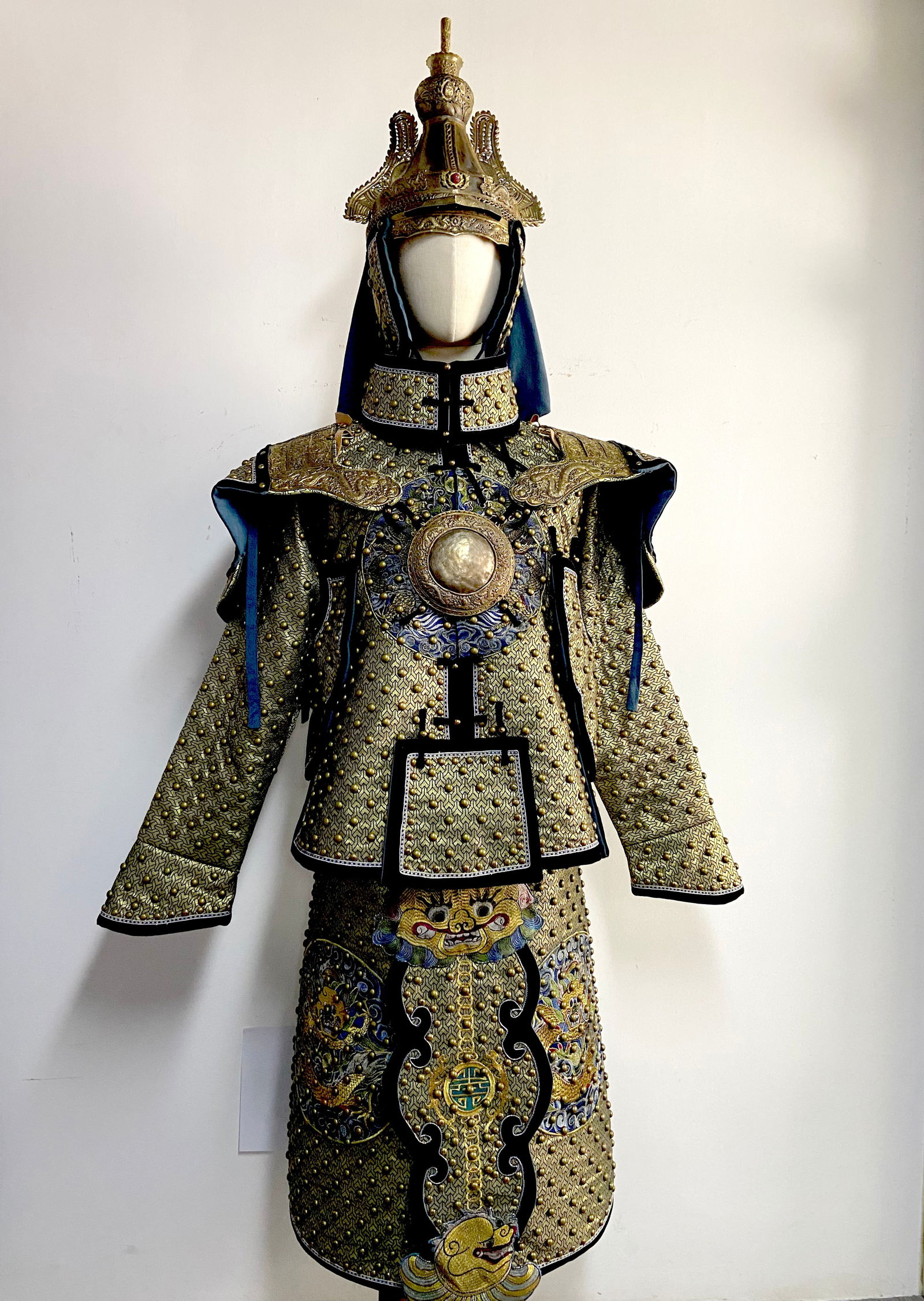 Silk Embroidery Inlaid White Pearl Carved Cloud and Dragon Pattern Dragon Robe: Silk Embroidery Inlaid White Pearl Carved Cloud and Dragon Pattern Dragon Robe ?109 x 103cm)