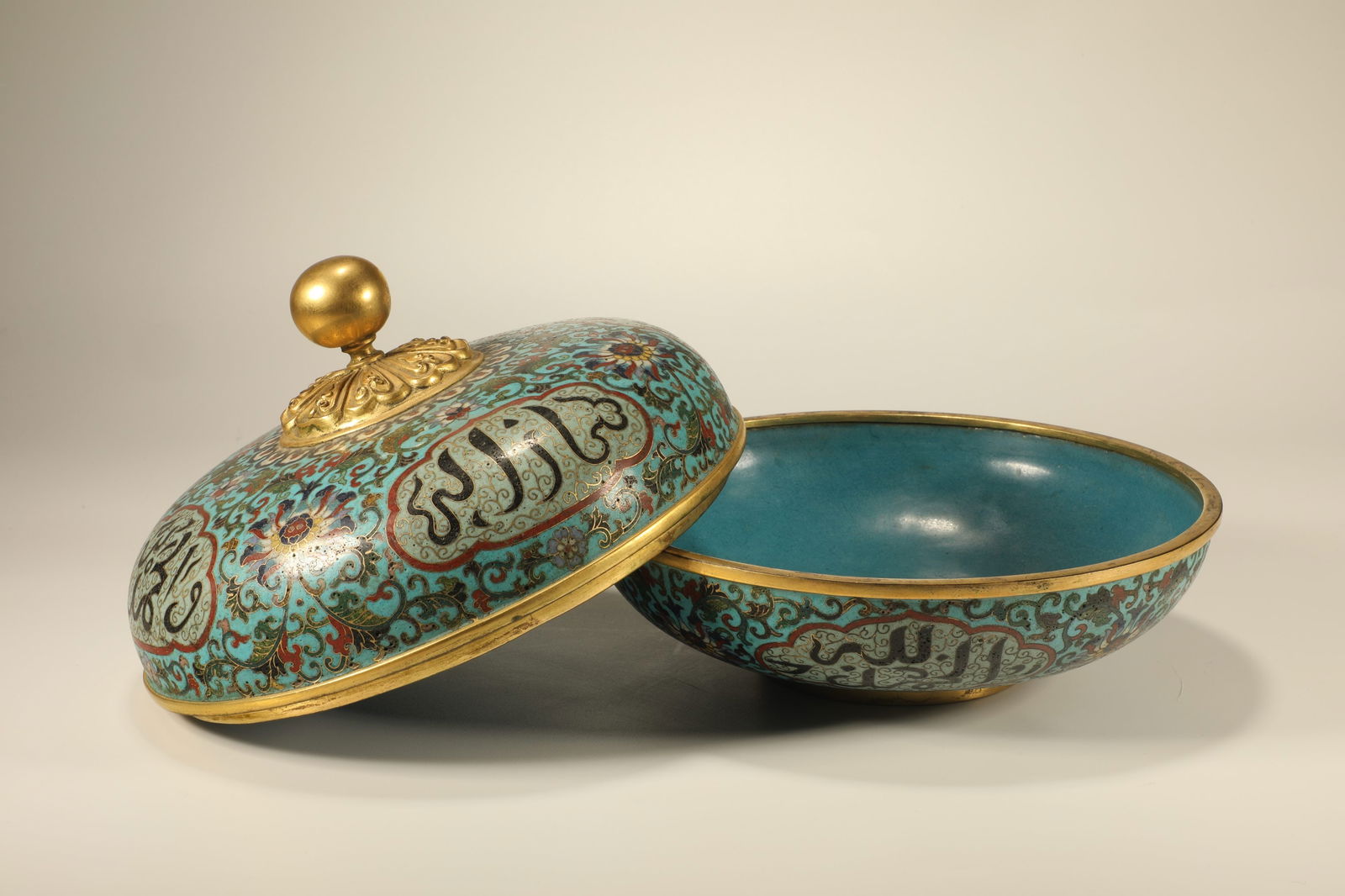 Bronze Cloisonne Carved Flower and Arven Pattern Lid Box: Bronze Cloisonne Carved Flower and Arven Pattern Lid Box (19 x 15cm)