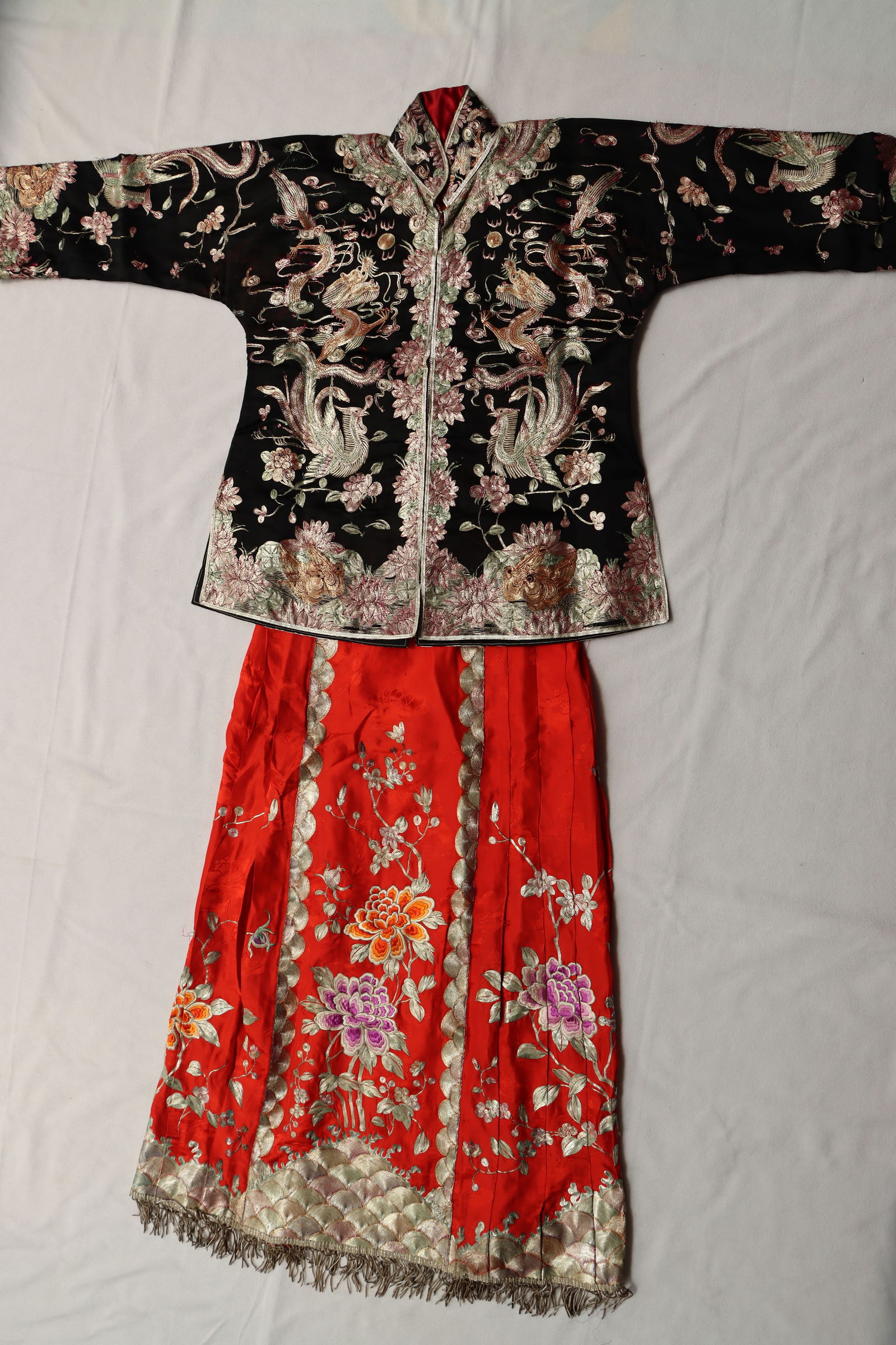 Silk Embroidery Flower and Phoenix Pattern Clothes: Silk Embroidery Flower and Phoenix Pattern Clothes (133 x 120 x 61cm)