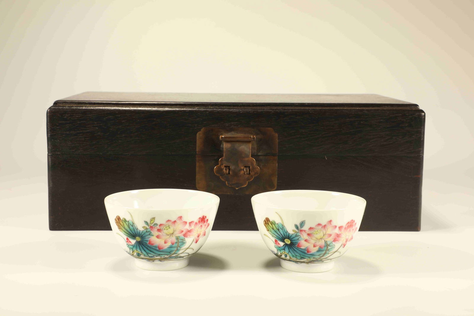 Pair of Famille Rose Lotus Flower Pattern Porcelain Cup: Pair of Famille Rose Lotus Flower Pattern Porcelain Cup (4 x 7cm)