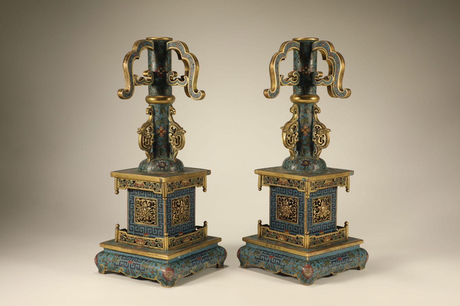 Pair of Bronze Cloisonne Inlaid Gilt Bronze Carved Flower Pattern Candlestick: Pair of Bronze Cloisonne Inlaid Gilt Bronze Carved Flower Pattern Candlestick (33 x 14 x 14cm)