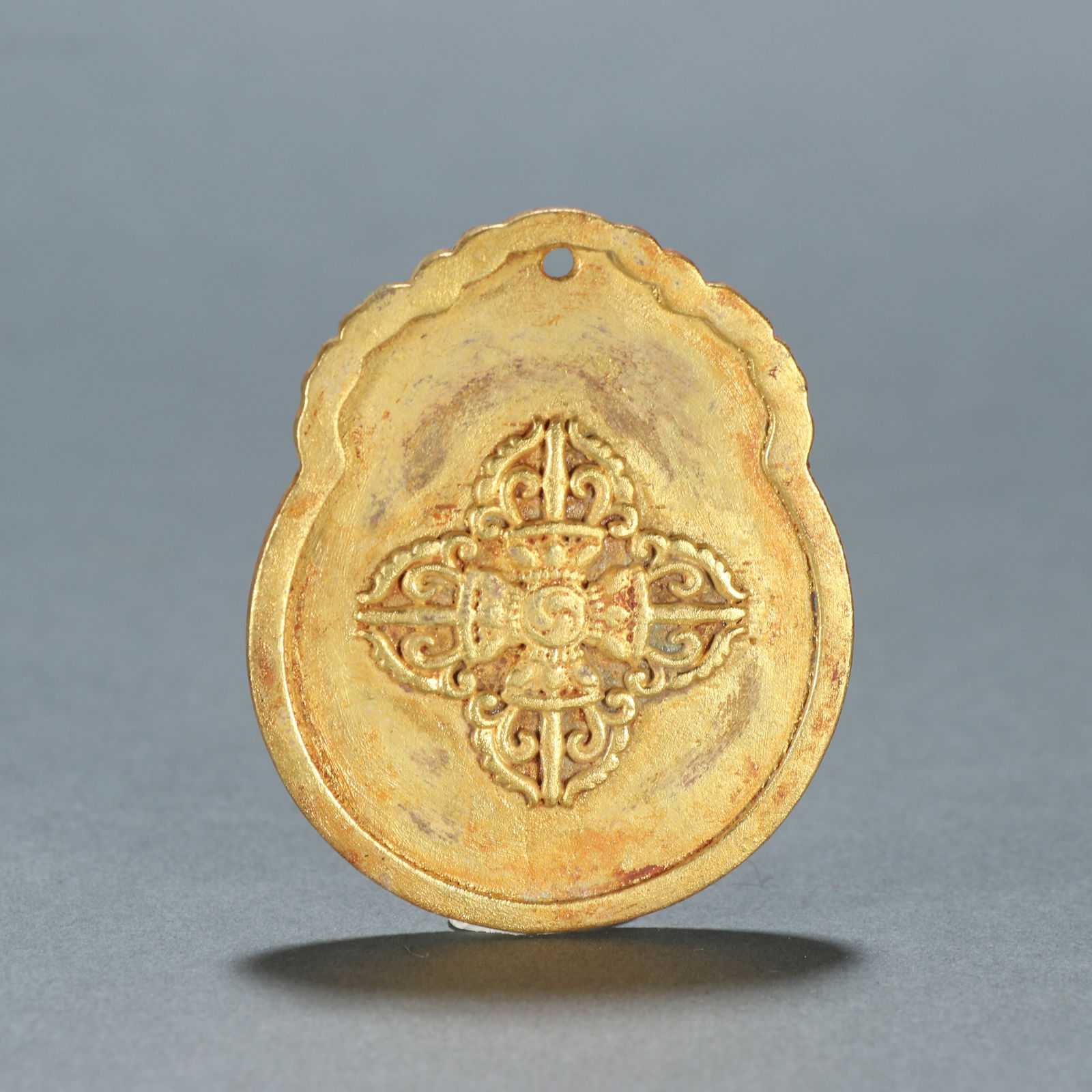 Gilt Bronze Carved Vajra Pattern Pendant: Gilt Bronze Carved Vajra Pattern Pendant (5.7 x 4.7cm)