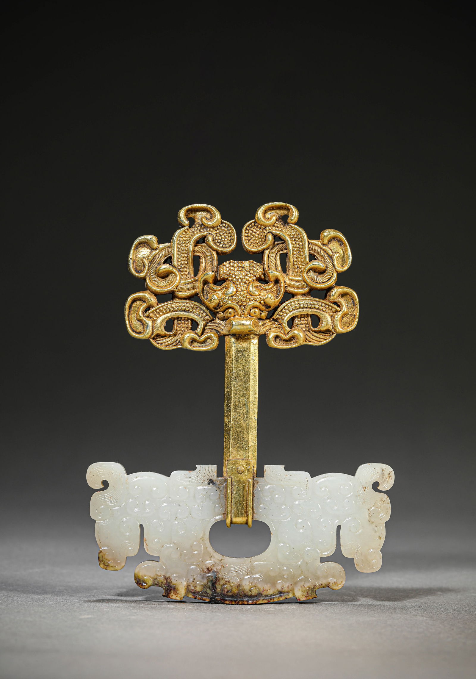 A Gilt-Silver-Inlaid Belt Hook: A Gilt-Silver-Inlaid Belt Hook (9.9 x 13cm)