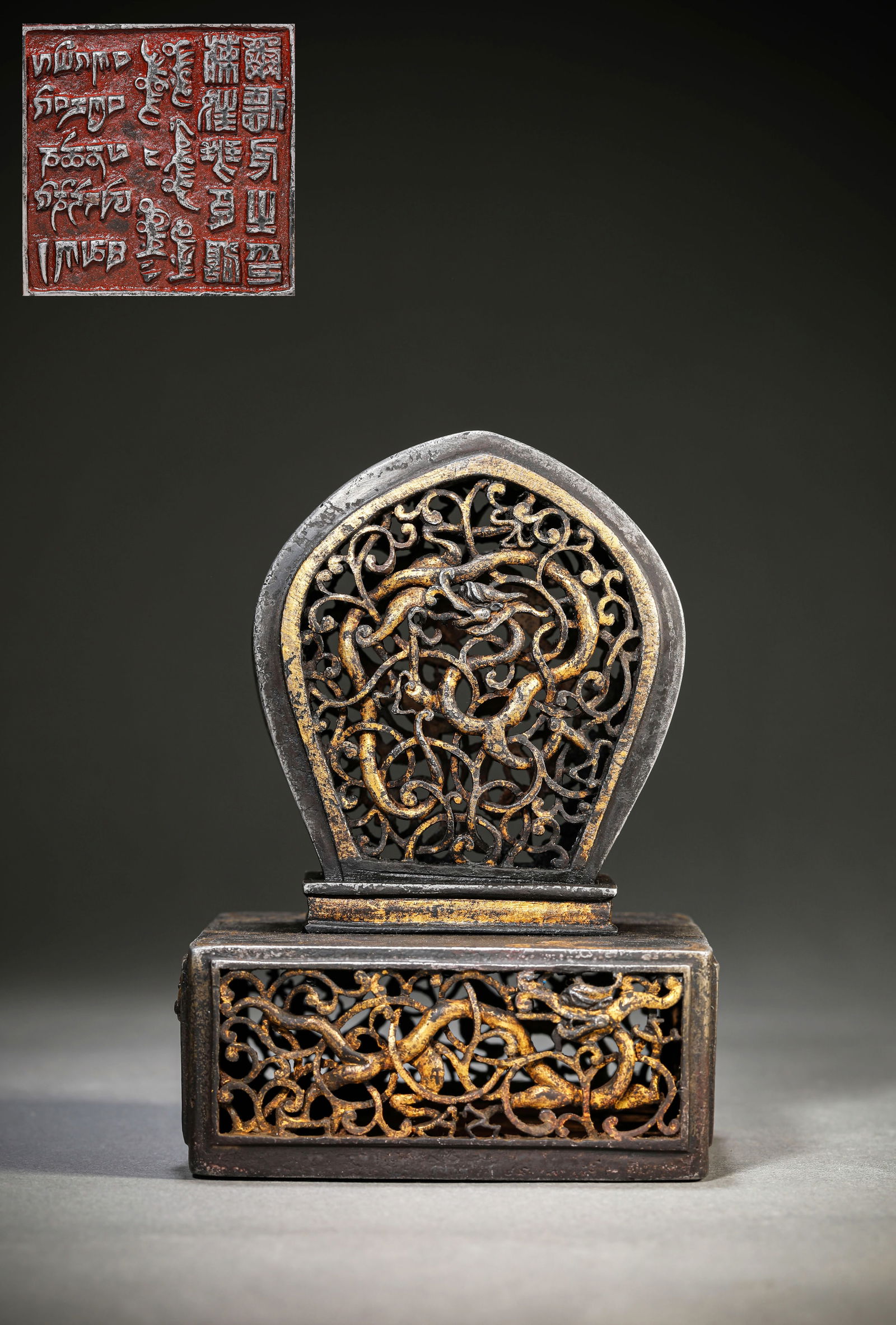 An Iron and Gold Champlevé ‘Openwork’ ‘High-Ranking Temple’ Seal: An Iron and Gold Champlevé ‘Openwork’ ‘High-Ranking Temple’ Seal (10.6 x 15cm,Weight 1251g)