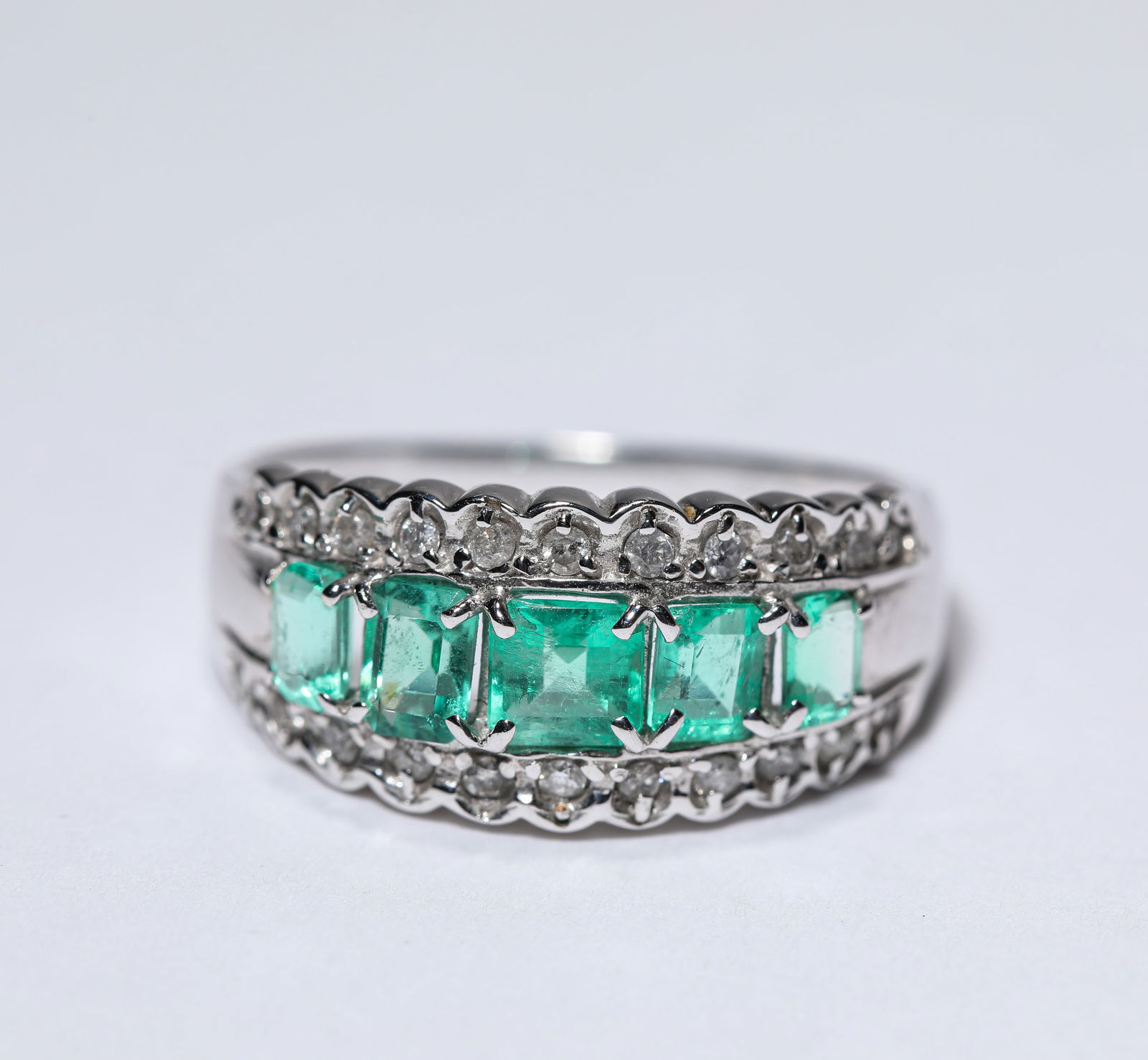 An Emerald and White Gold Ring - 2