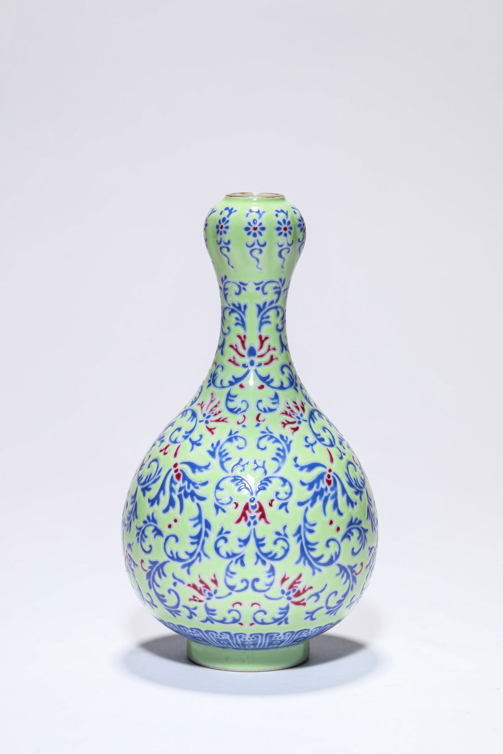 A Green-Ground 'Floral' Garlic-Head Vase: A Green-Ground 'Floral' Garlic-Head Vase (9.8 x 17.8cm)