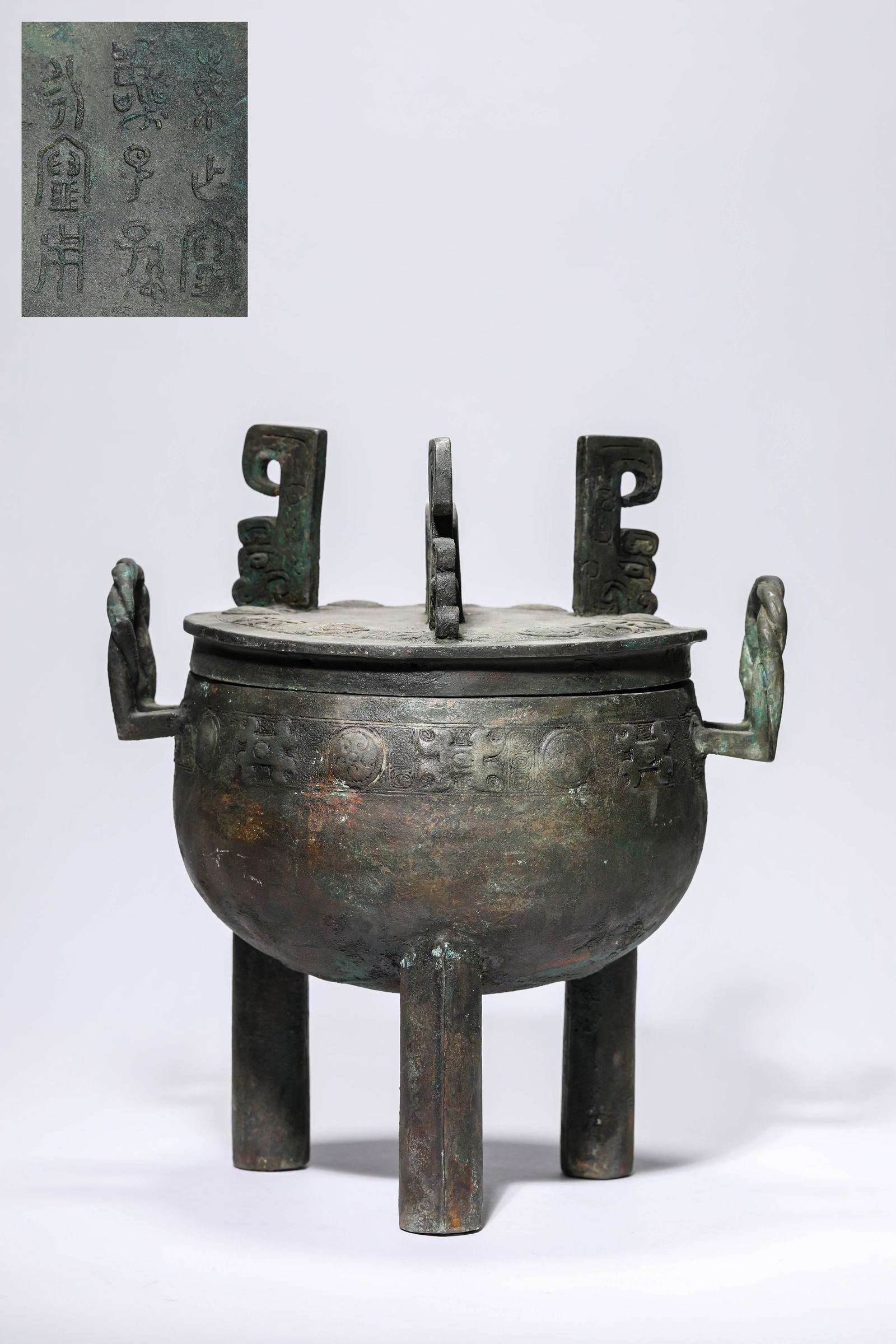 A Bronze 'Ding' Tripod: A Bronze 'Ding' Tripod (27.5 x 26.1 x 31.7cm,Weight 5kg)