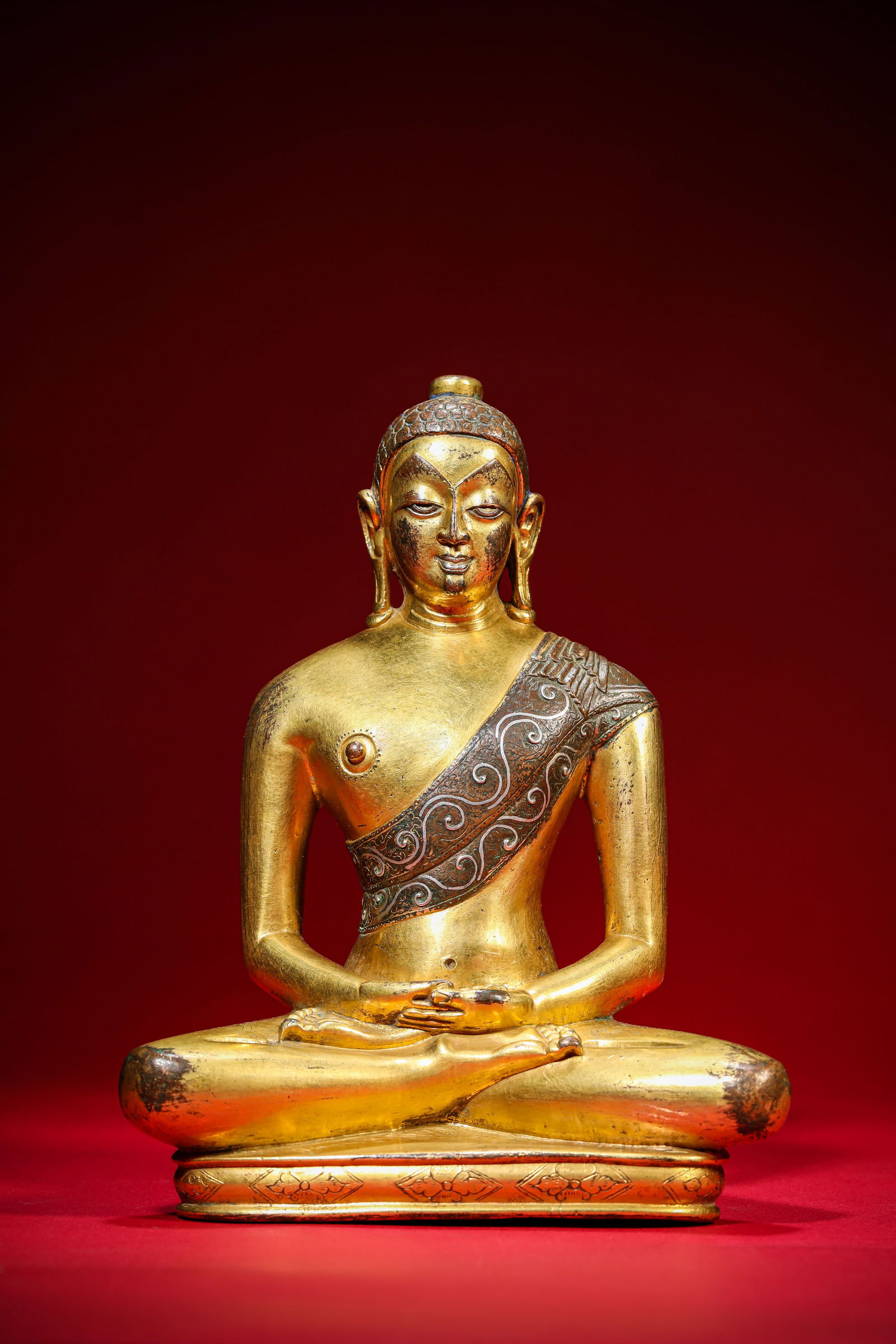 A ‘Tibetan Tubo Dynasty-Style’ Silver-Inlaid Figure of Amitabha: A ‘Tibetan Tubo Dynasty-Style’ Silver-Inlaid Figure of Amitabha (15.8 x 9.6 x 20.5cm,Weight 2628g)