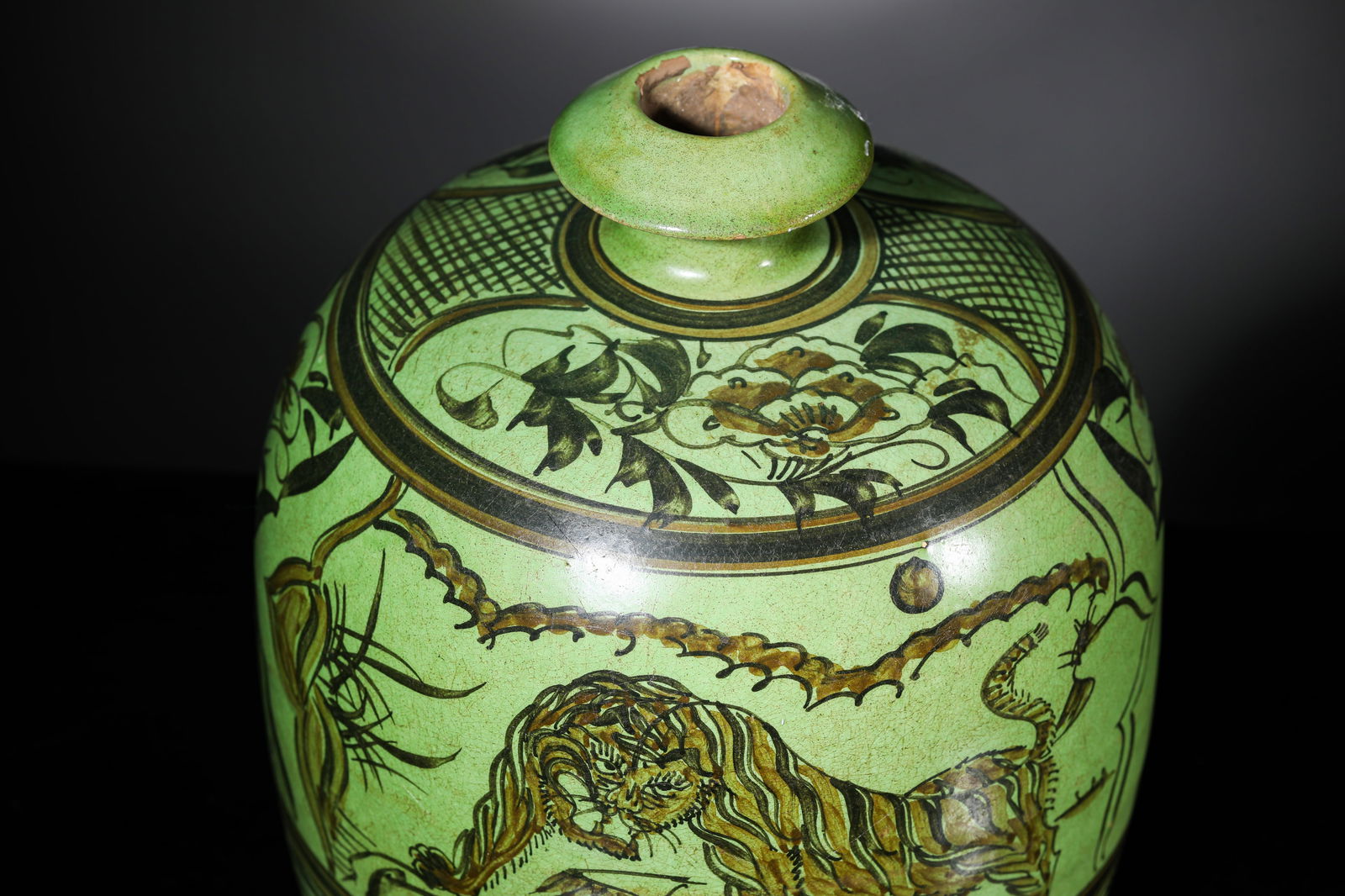 A Jizhou-Type Green-Glazed Vase - 5