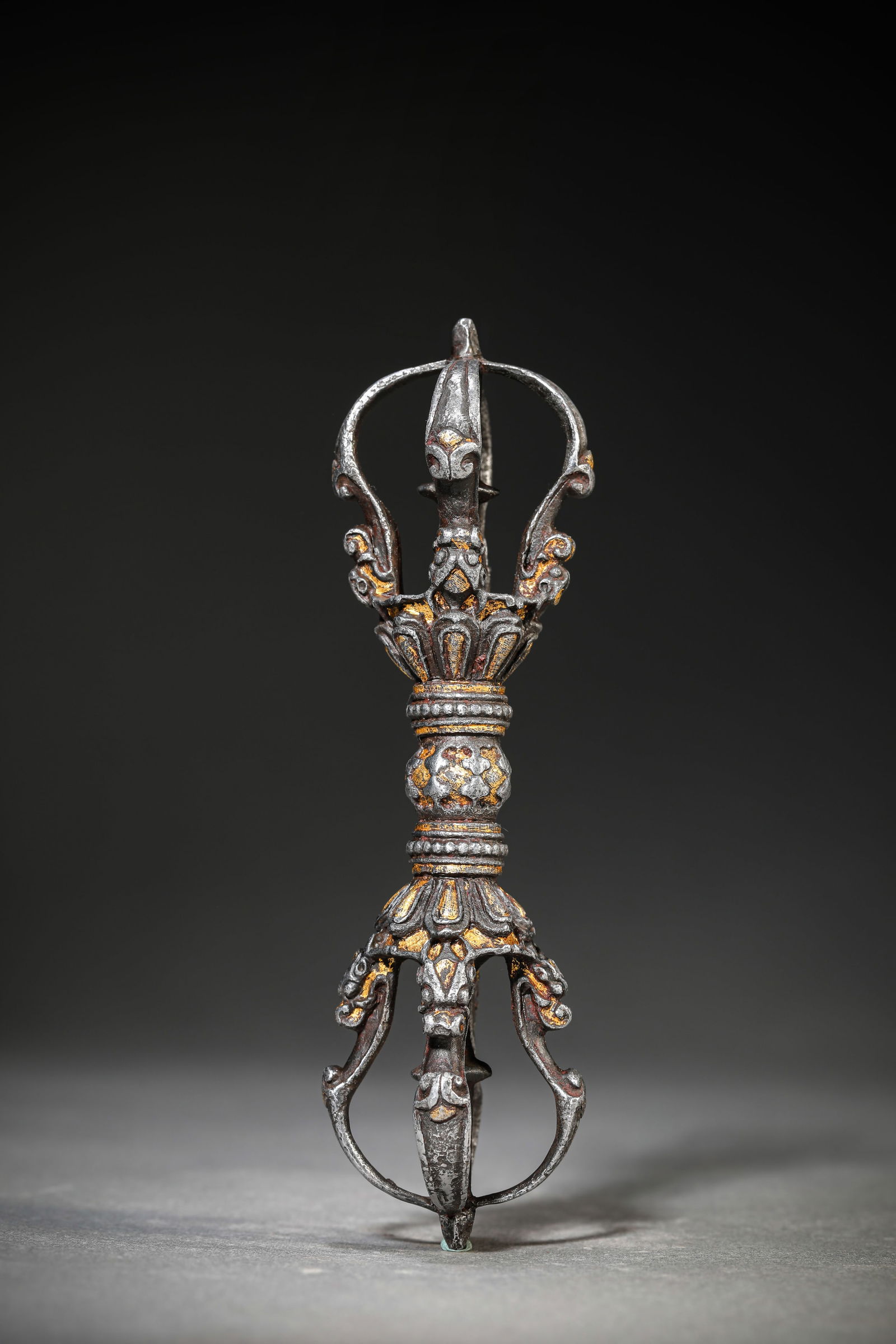 An Iron and Gold Champlevé ‘Five-Pronged’ Vajra: An Iron and Gold Champlevé ‘Five-Pronged’ Vajra (4.1 x 14.5cm,Weight 183g)