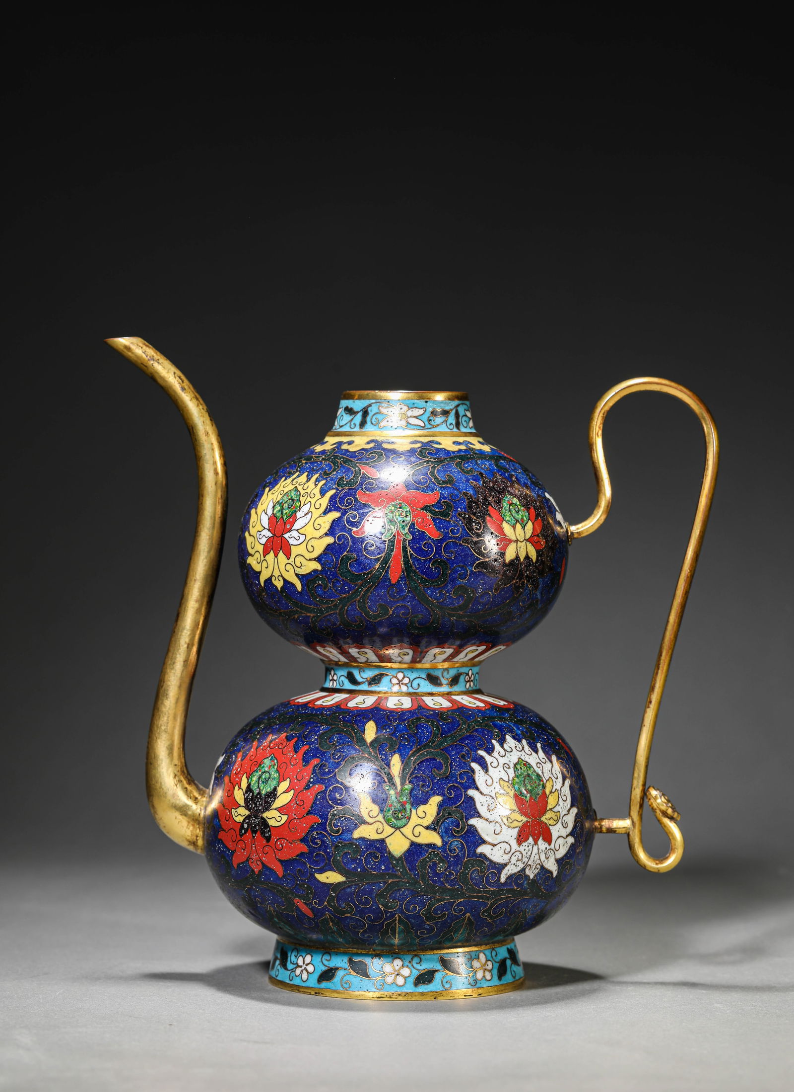 A Cloisonné Enamel ‘Floral’ Ewer: A Cloisonné Enamel ‘Floral’ Ewer (20.7 x 13 x 21.3cm,Weight 1375g)