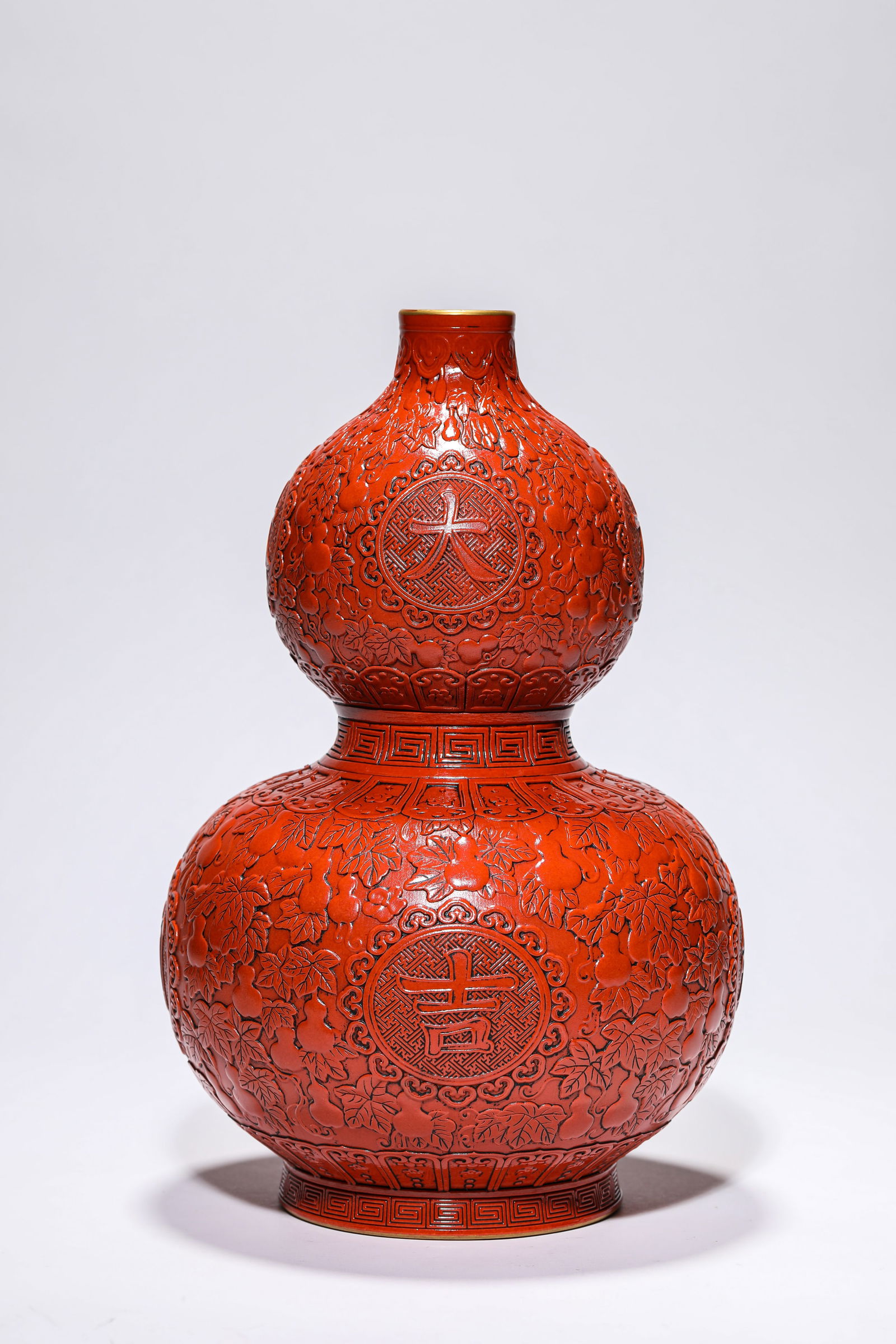 A Lacquer-Imitating Vase: A Lacquer-Imitating Vase (19.2 x 29.8cm)