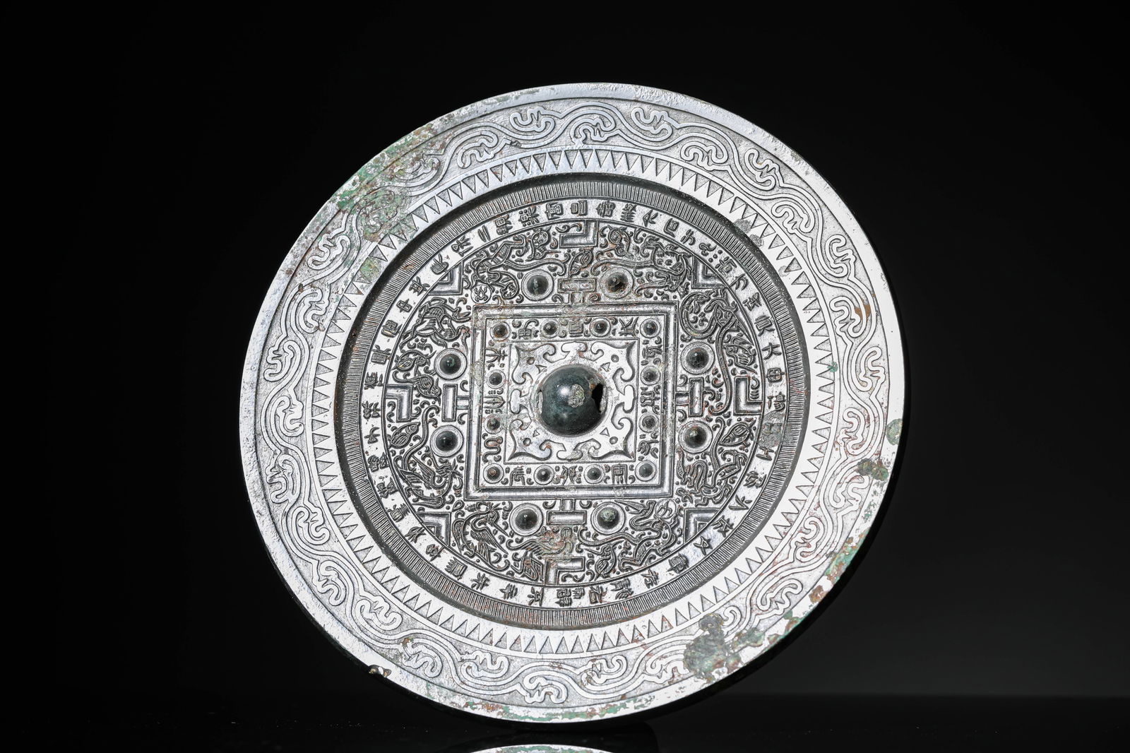 A Bronze 'Shangfang' 'Animals and Antiquities' Mirror: A Bronze 'Shangfang' 'Animals and Antiquities' Mirror (18.1 x 1cm,Weight 800g)