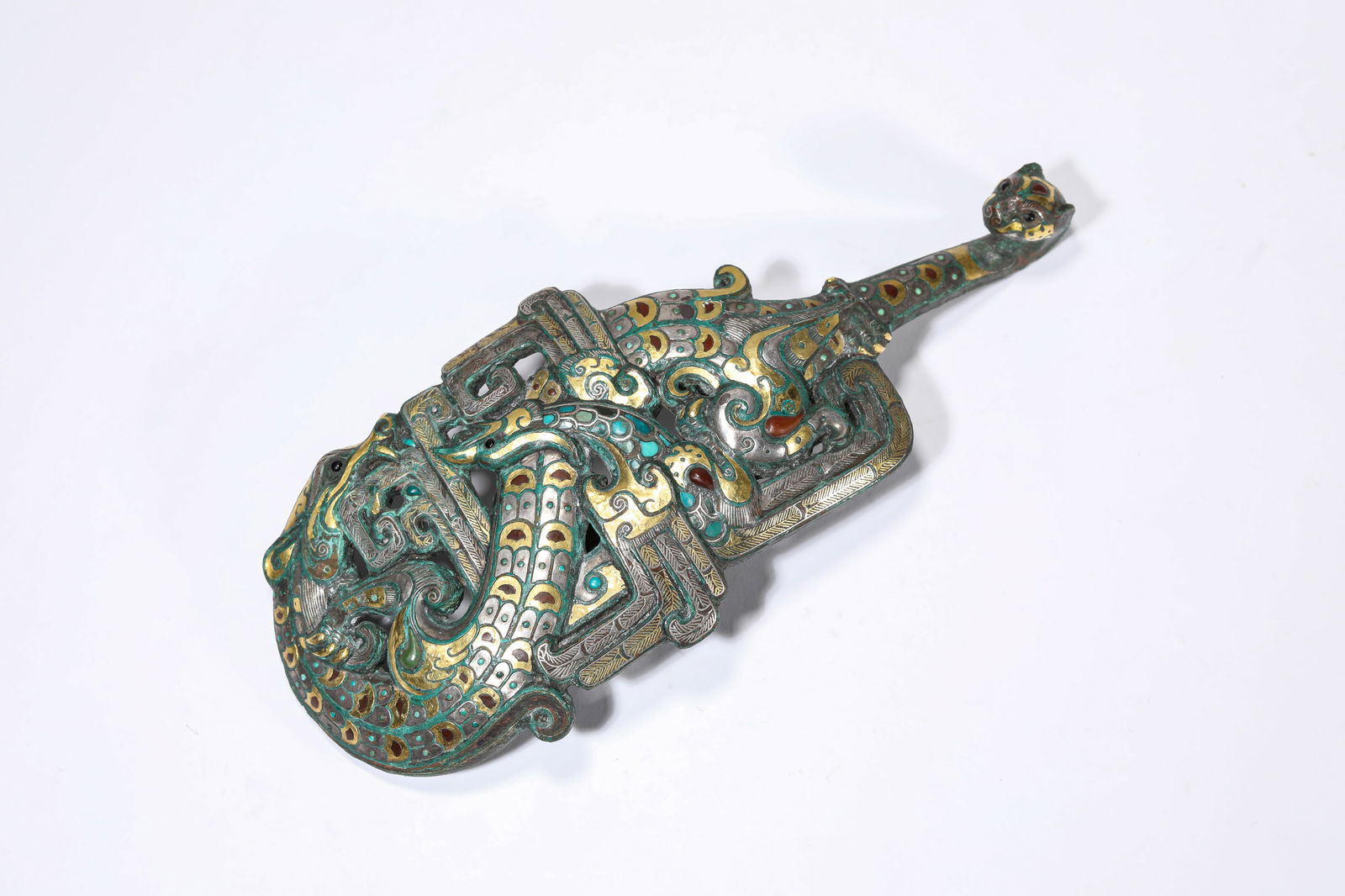A Gold, Silver and Turquoise-Inlaid Bronze ‘Dragon and Phoenix’ Belt Hook: A Gold, Silver and Turquoise-Inlaid Bronze ‘Dragon and Phoenix’ Belt Hook (19.5 x 8.4 x 3.9cm,Weight 525g)