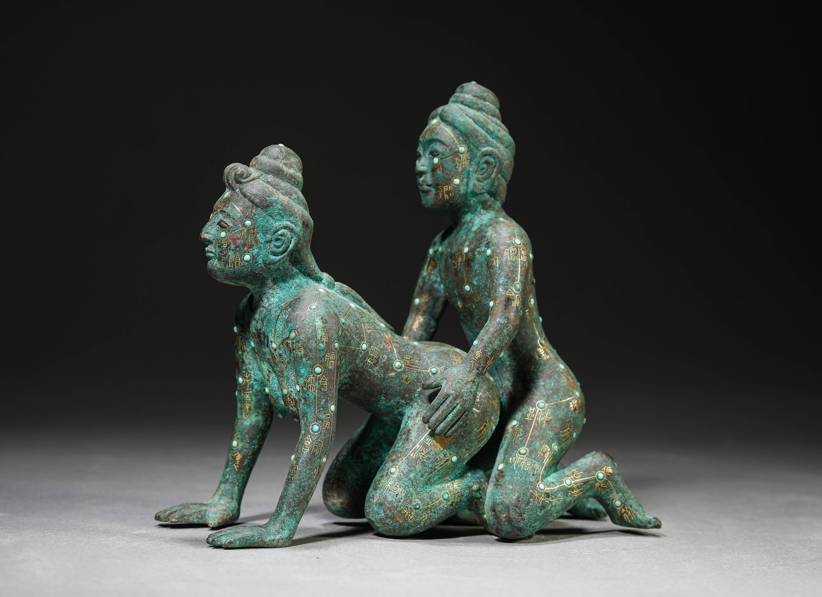 A Gold and Silver-Inlaid Bronze Figure: A Gold and Silver-Inlaid Bronze Figure (18 x 8.3 x 16cm,Weight 1839g)