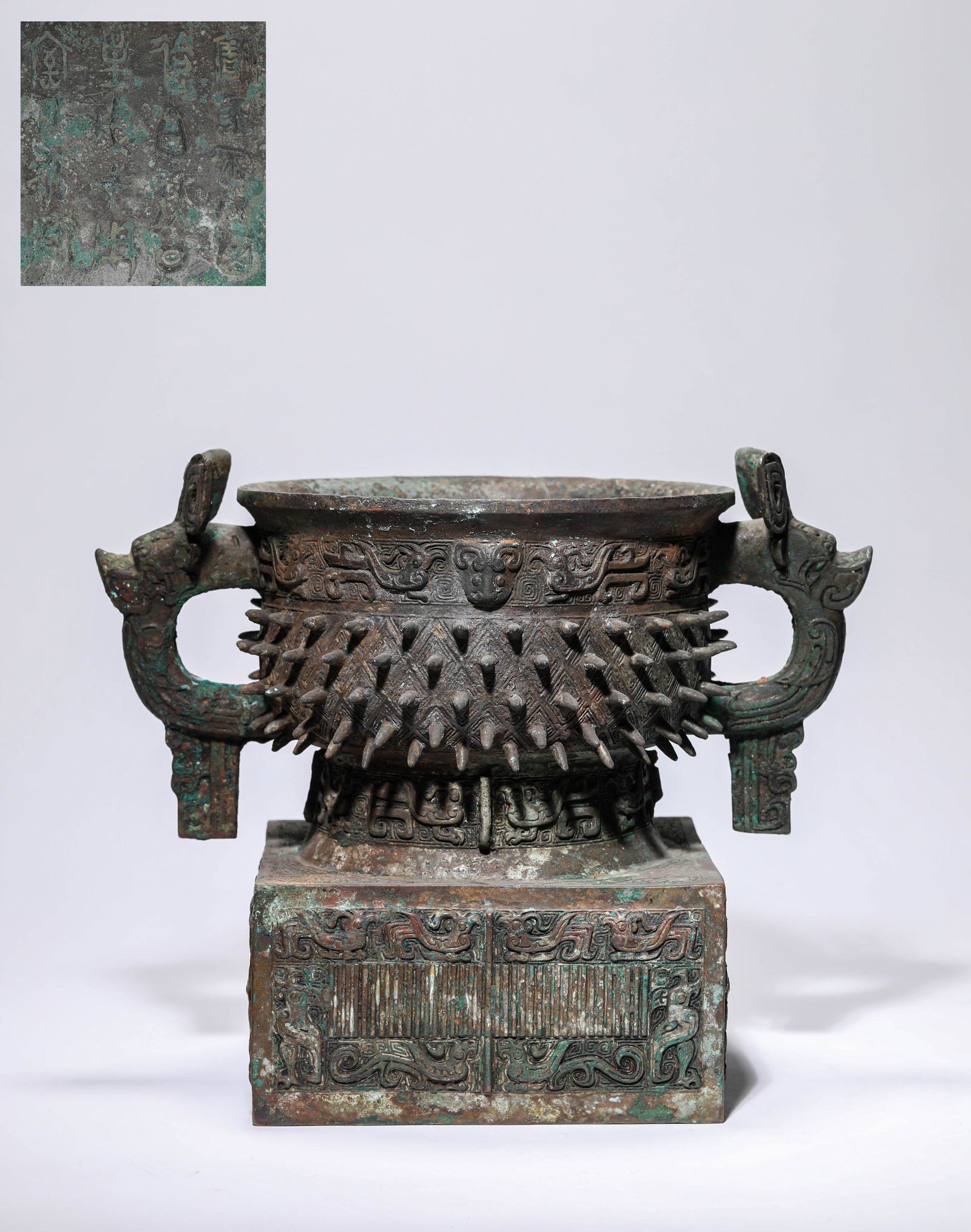 A Bronze 'Gui' Ritual Food Vessel: A Bronze 'Gui' Ritual Food Vessel (30.6 x 18.8 x 26cm,Weight 6.05kg)