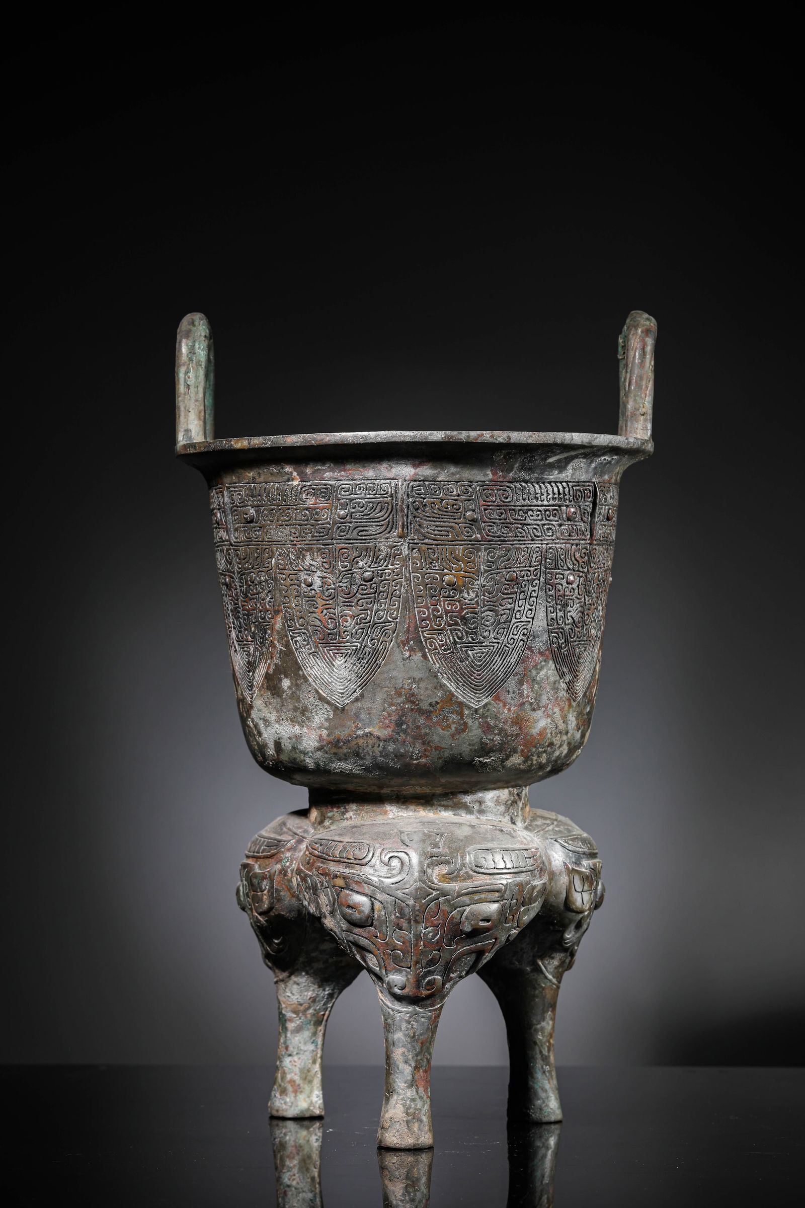 A Bronze 'Archaistic' Tripod 'Li': A Bronze 'Archaistic' Tripod 'Li' (21.8 x 36.5cm,Weight 4.4kg)