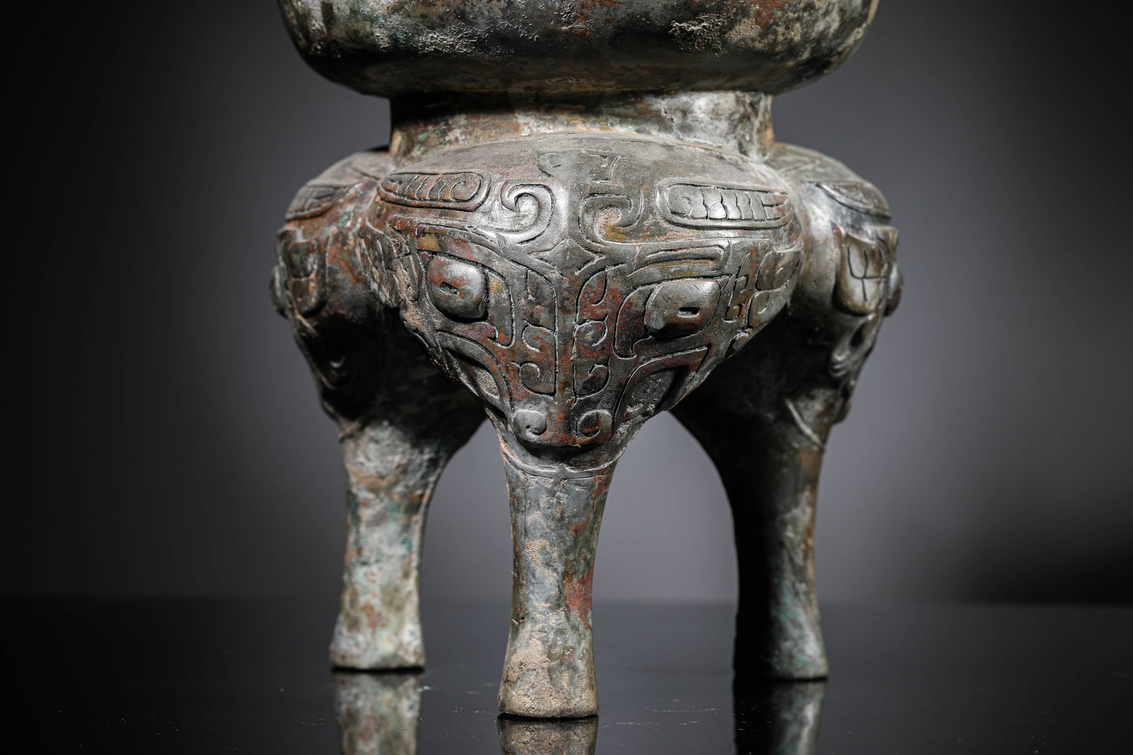 A Bronze 'Archaistic' Tripod 'Li' - 2