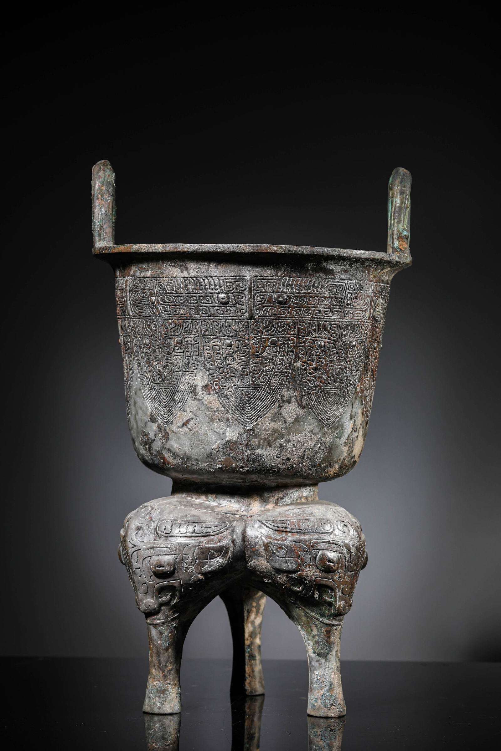 A Bronze 'Archaistic' Tripod 'Li' - 4
