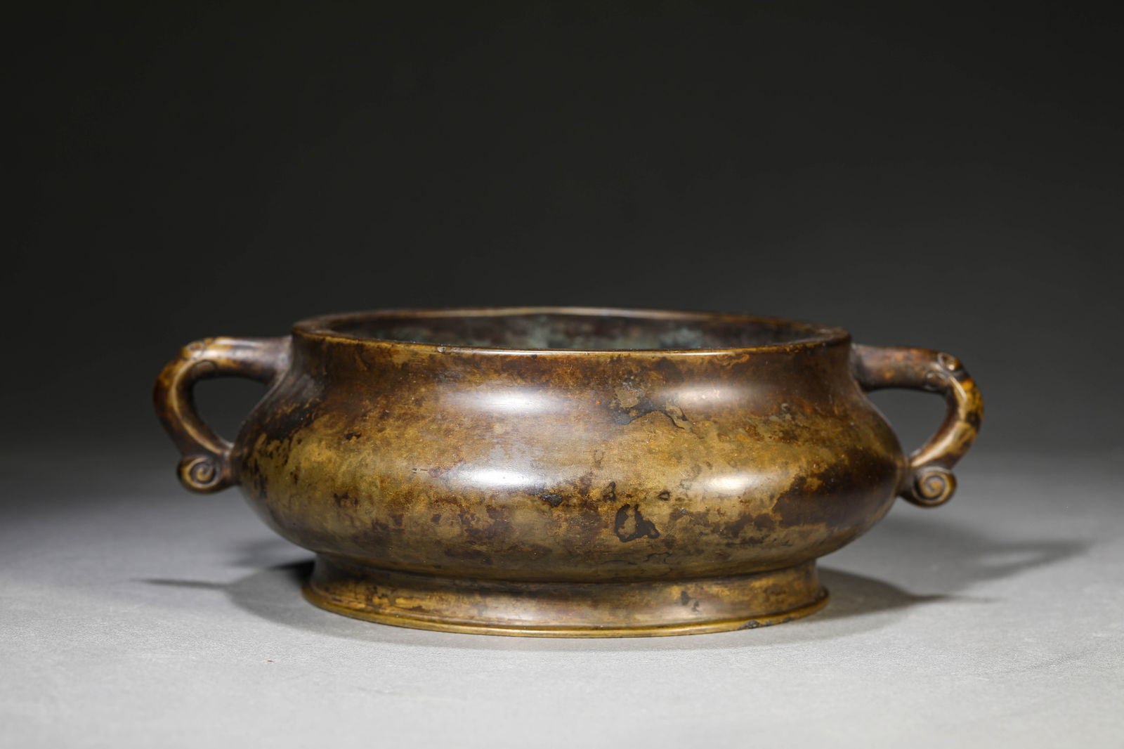 A Bronze ‘Double-Handled’ Censer: A Bronze ‘Double-Handled’ Censer (20.8 x 16.7 x 6.8cm,Weight 2033g)