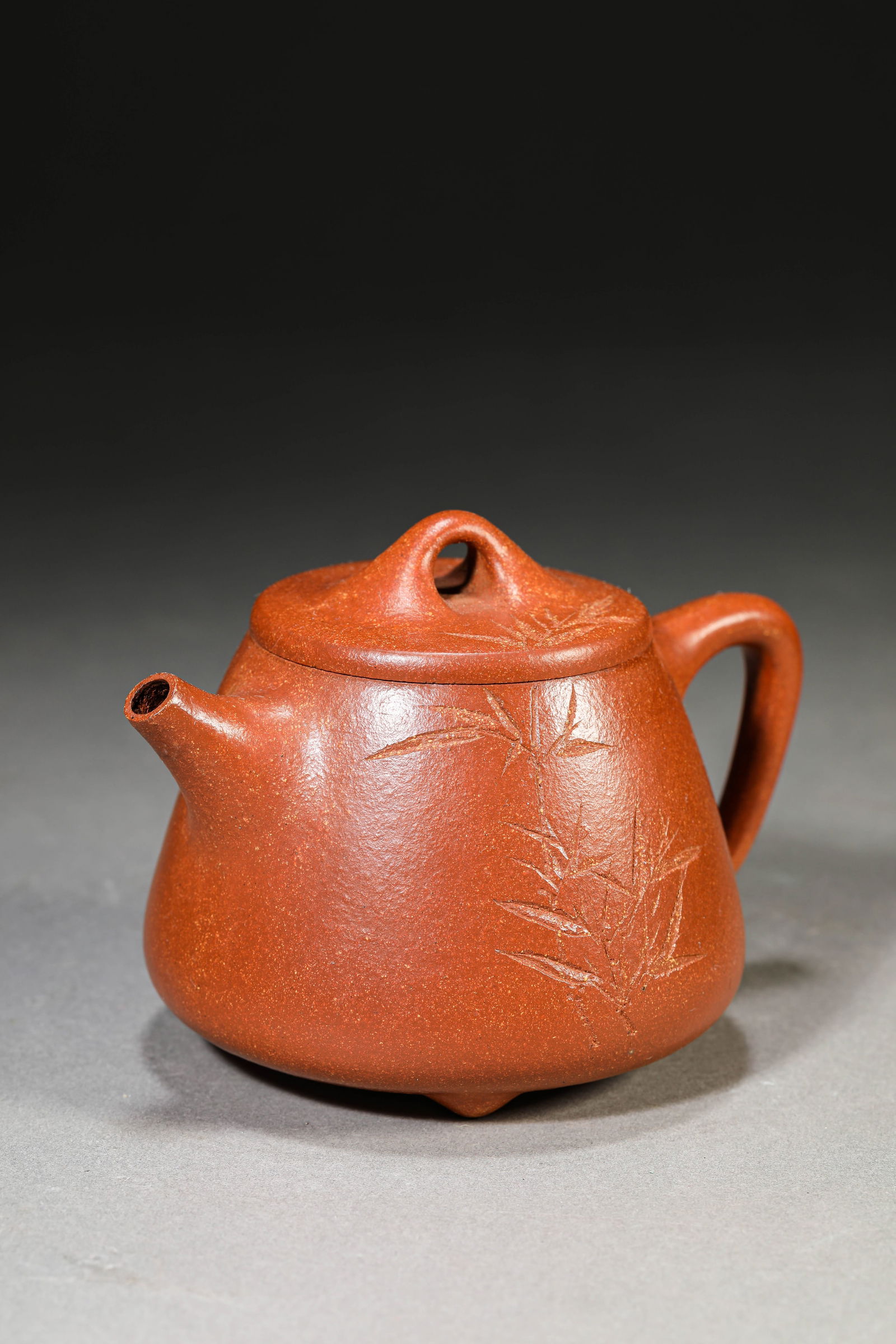 A Yixing Teapot: A Yixing Teapot (12.3 x 8.9 x 8cm)