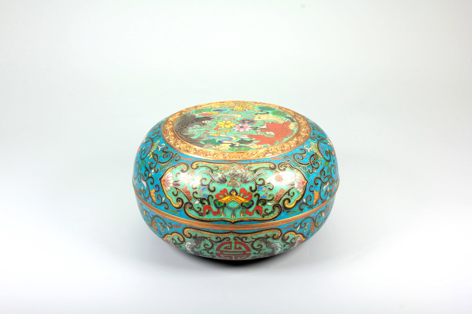 A QIANLONG PERIOD COPPER BODY CLOISONNE ENAMEL INTERLACED FLOWERS OPENING WINDOW LONGEVITY AND JADE: A QIANLONG PERIOD COPPER BODY CLOISONNE ENAMEL INTERLACED FLOWERS OPENING WINDOW LONGEVITY AND JADE ALGAE PATTERN LIDDED BOX H:9CM,D:15.6CM