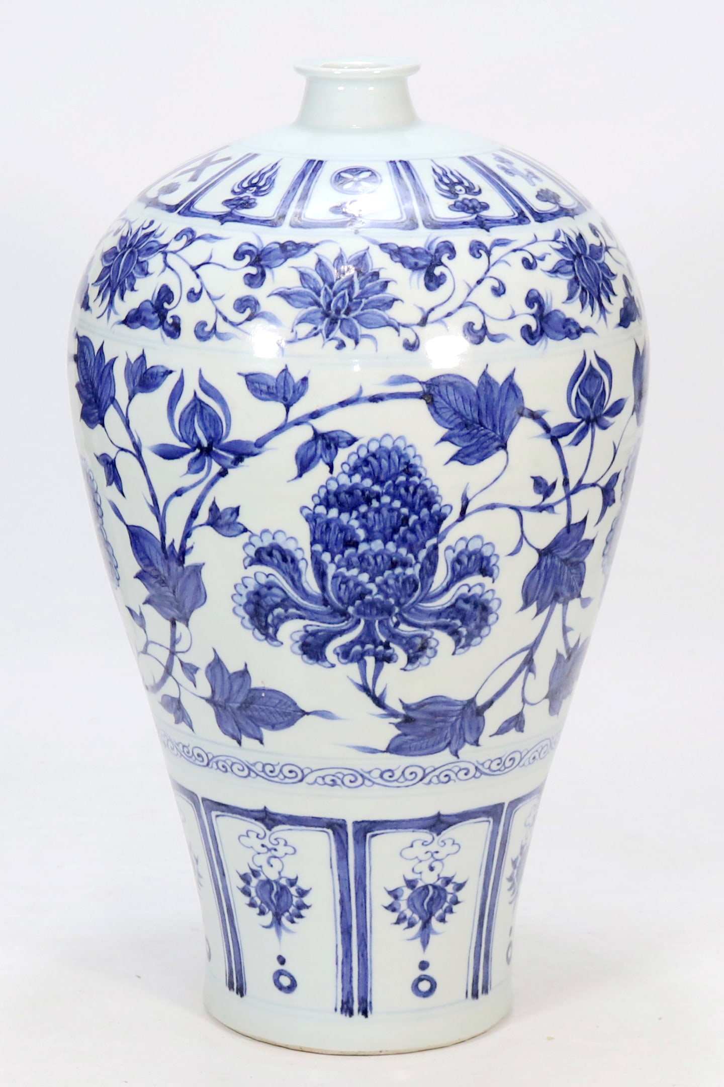 AN UNDERGLAZE-BLUE 'PEONY AND FLOWER' VASE, MEI (1 of 8)